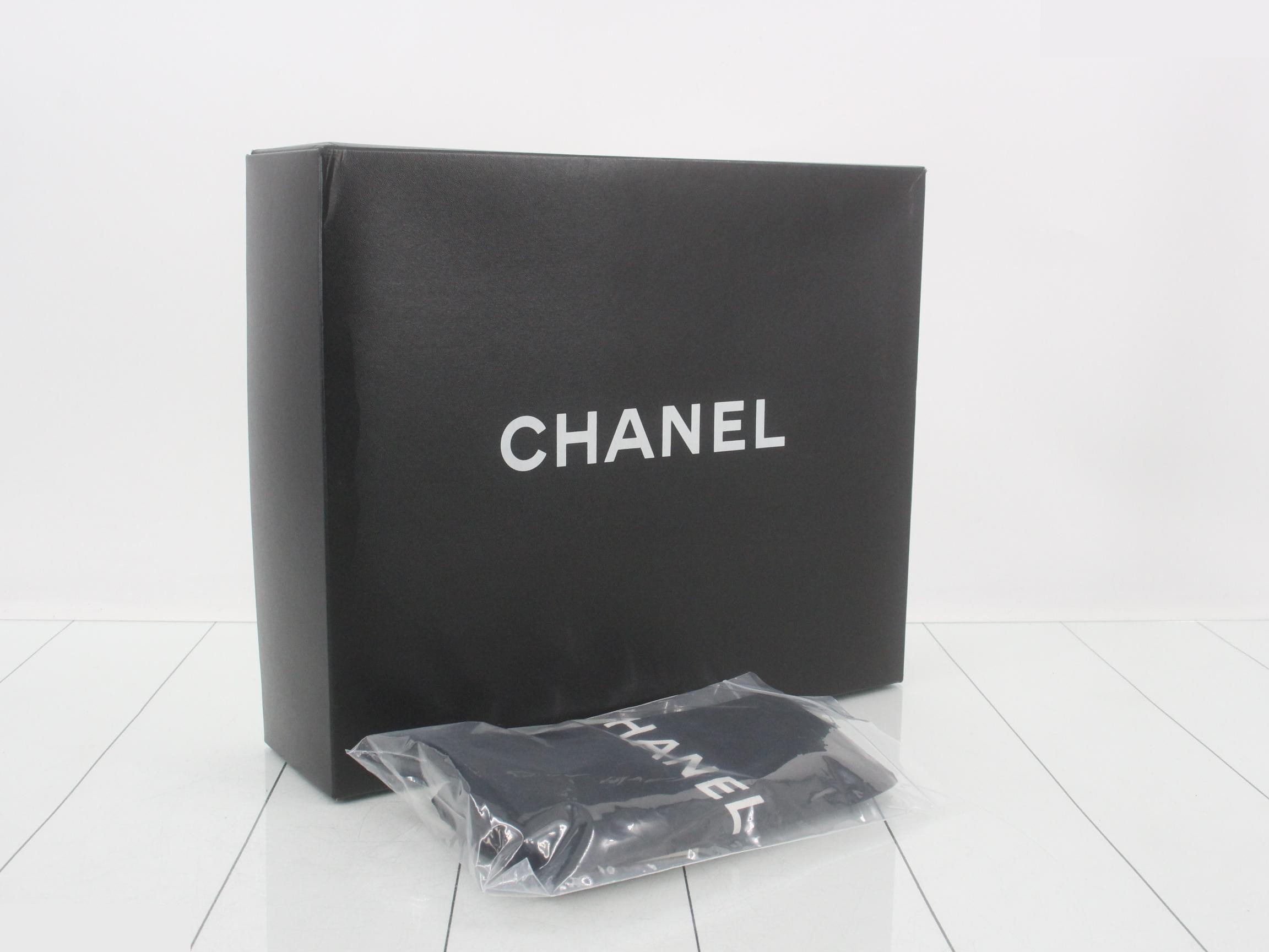 Turn-lock chain shoulder bag, includes sticker card. — view 7