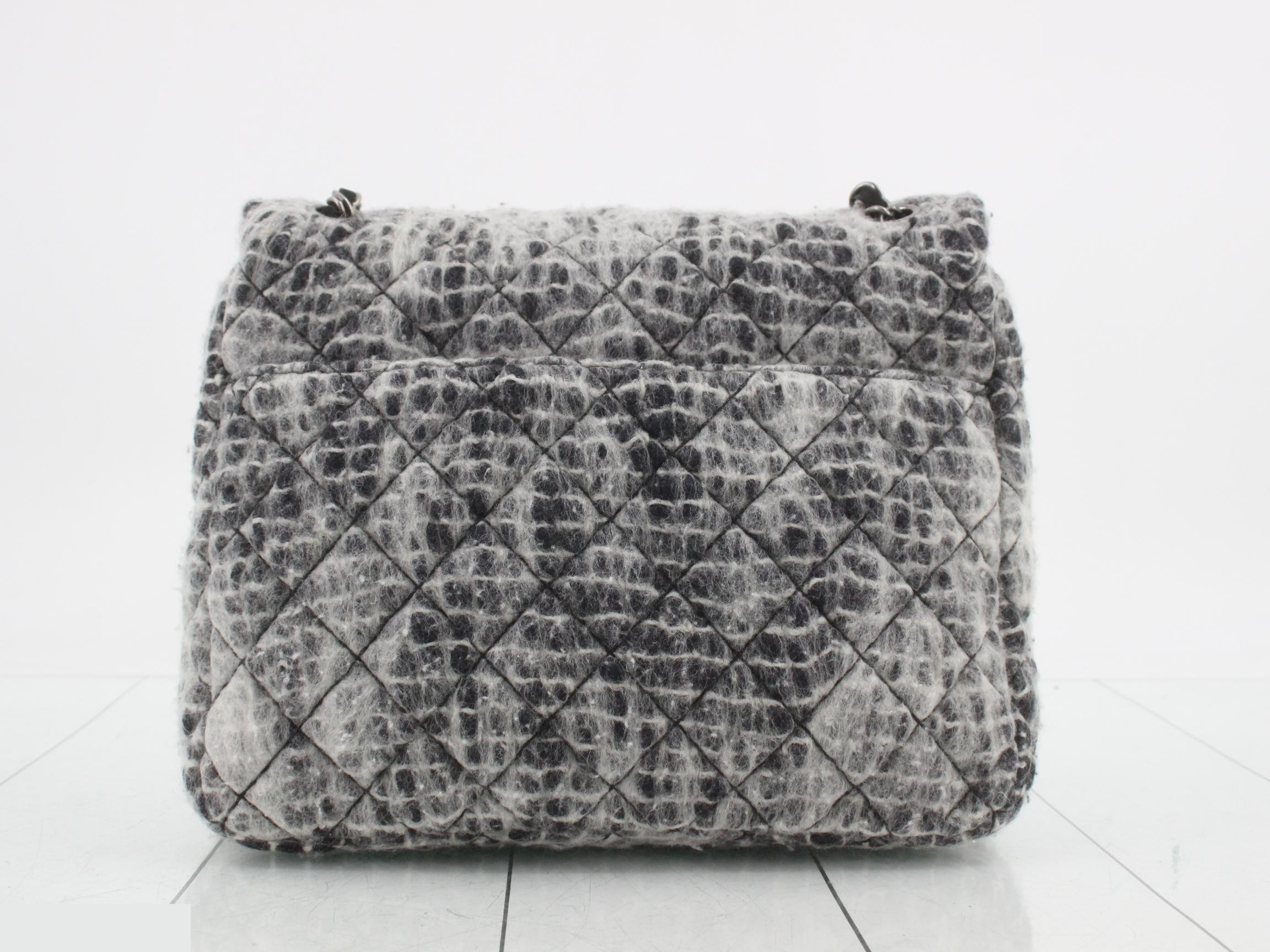 Matelassé wool Edinburgh Collection chain shoulder bag, number 10 series. — view 2