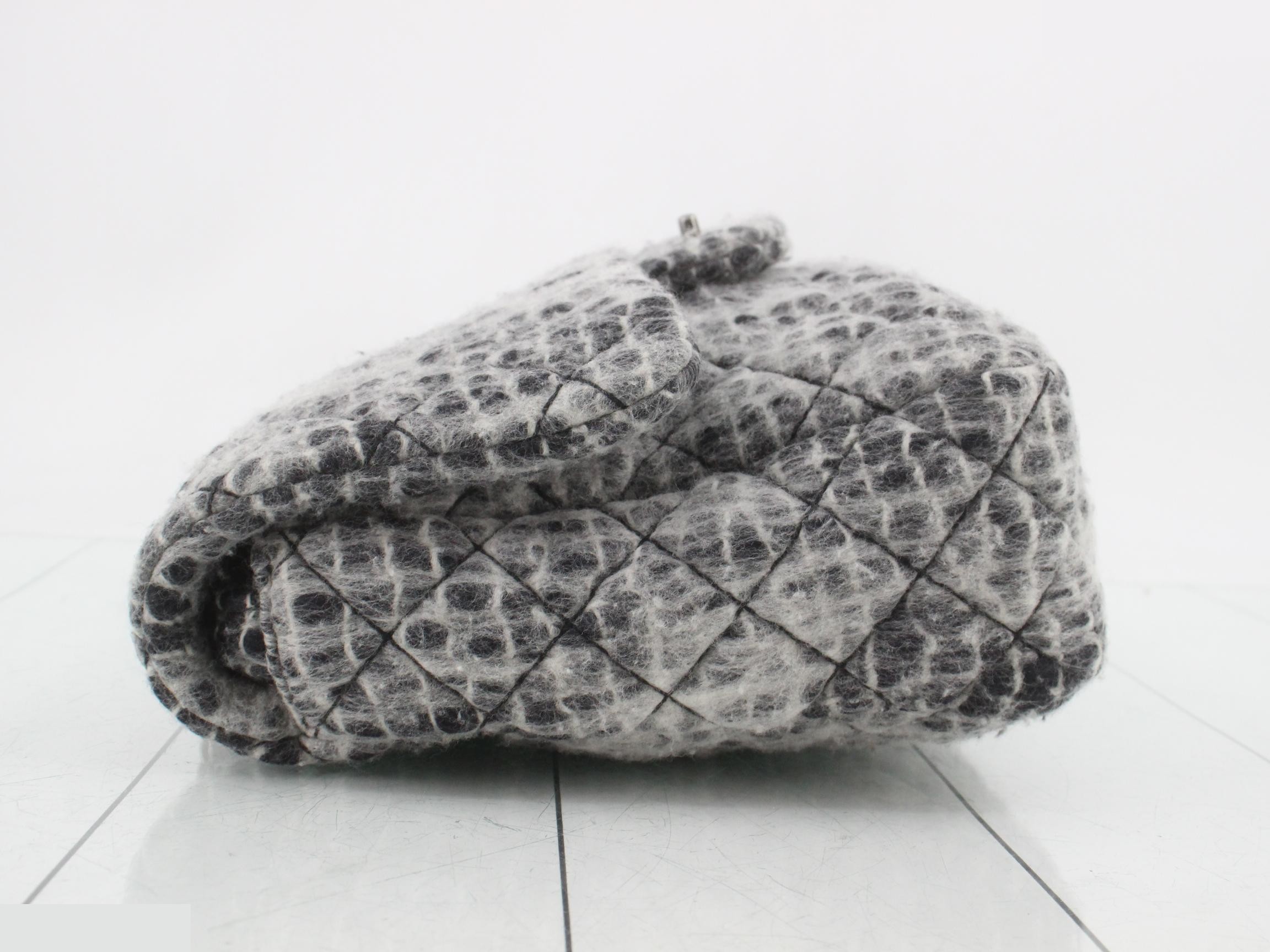 Matelassé wool Edinburgh Collection chain shoulder bag, number 10 series. — view 4