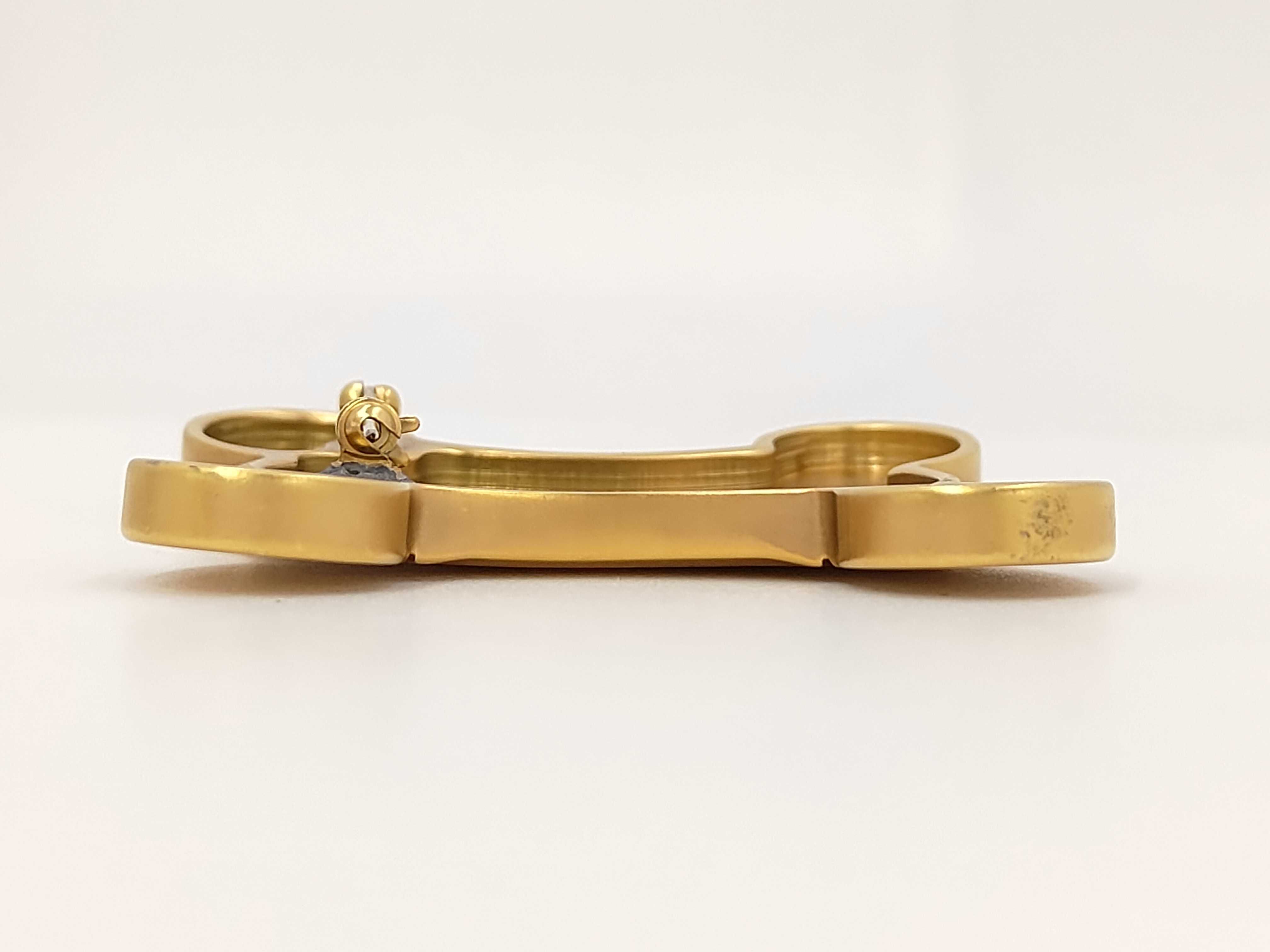 brooch — view 3