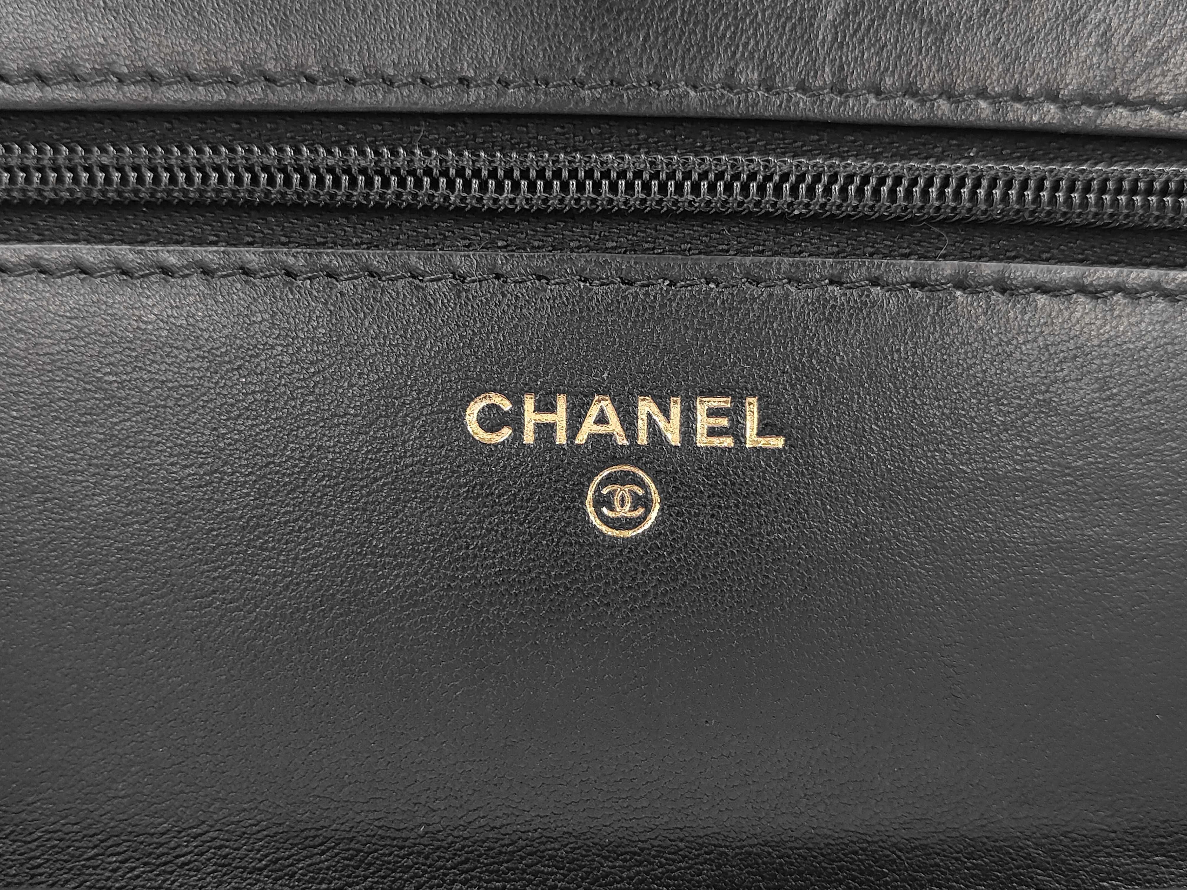 CC Logo Matelassé Chain Shoulder Bag — view 11