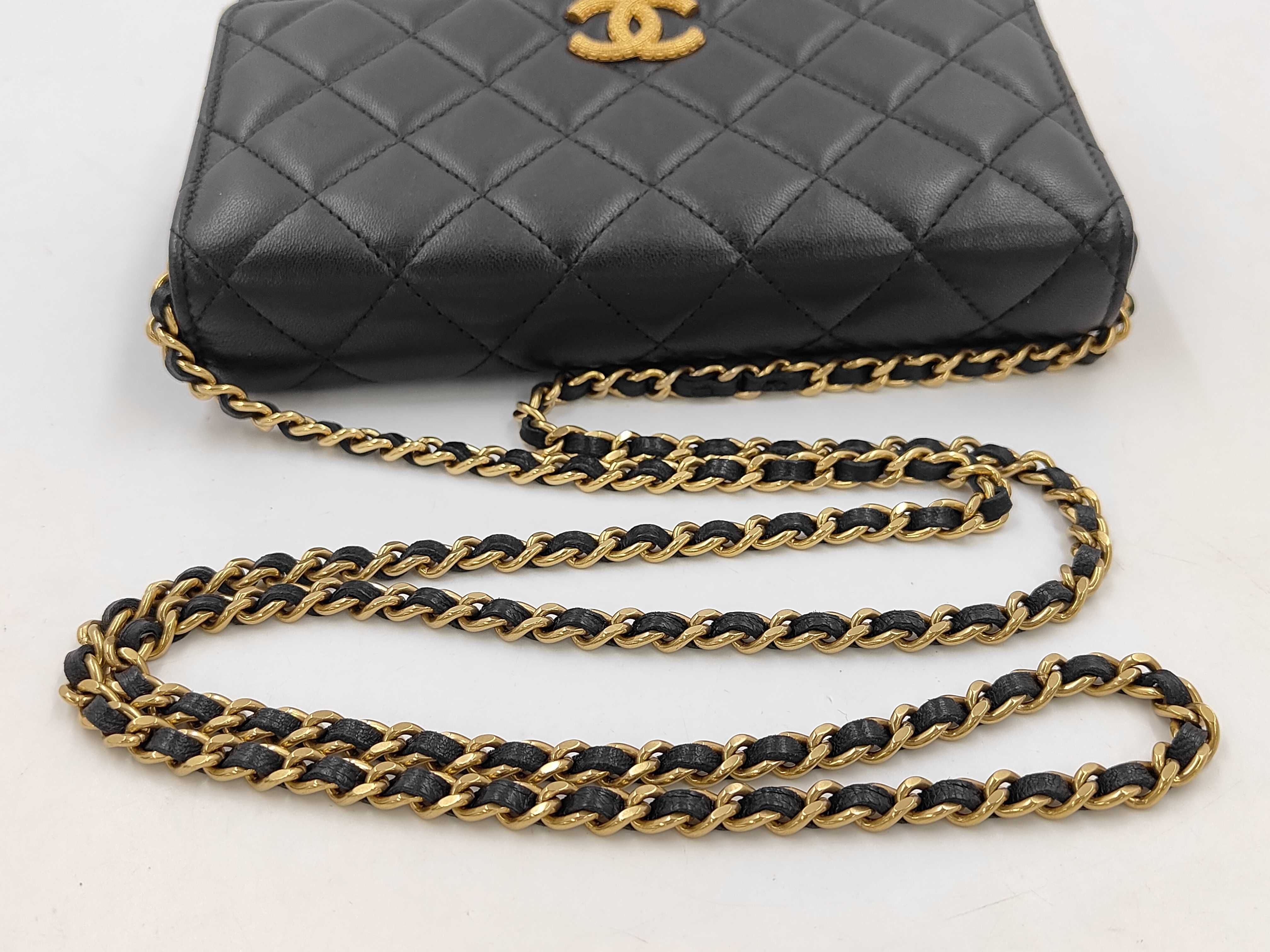 CC Logo Matelassé Chain Shoulder Bag — view 3