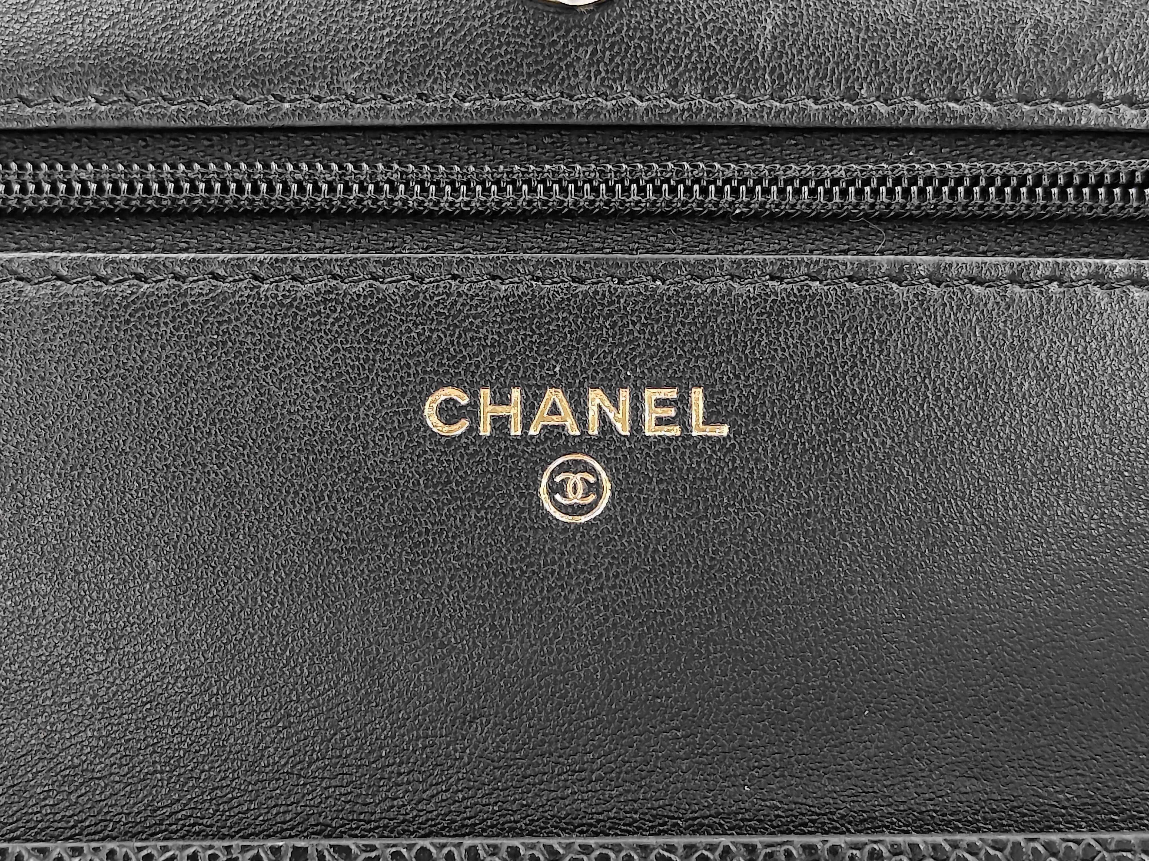 CC Logo Matelassé Chain Shoulder Bag — view 9
