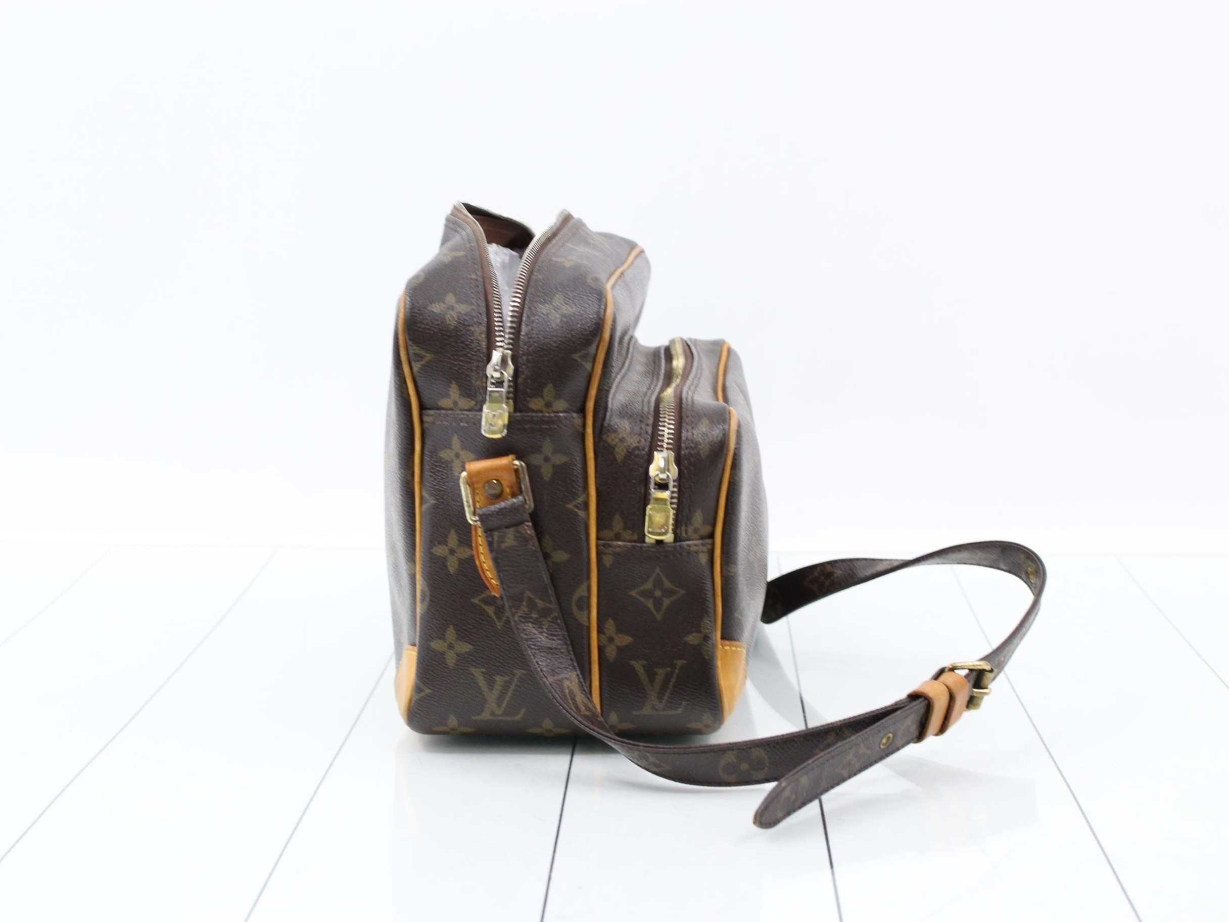 Monogram Nile AR0096 Shoulder Bag — view 4