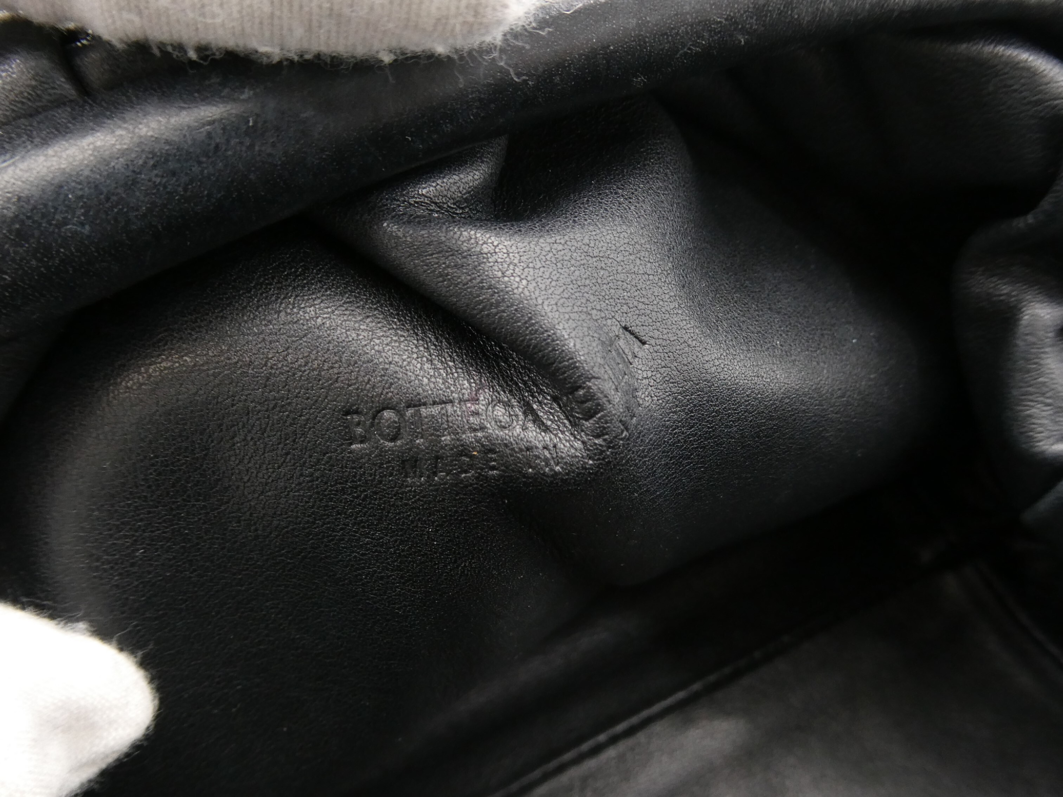 leather shoulder bag with clasp closure — view 8
