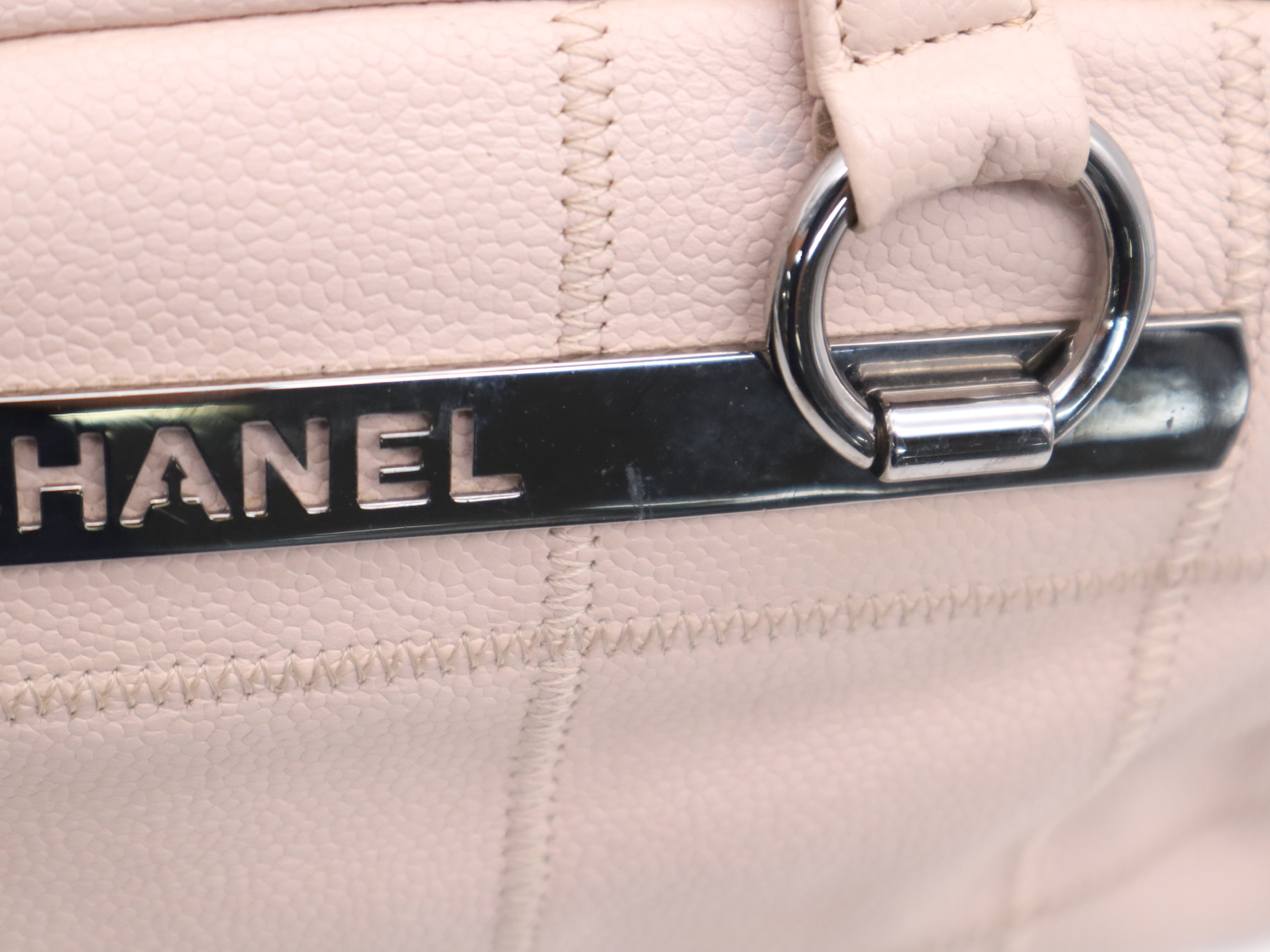 Caviar Skin Chocolate Bar Logo Plate Handbag Pink Silver Hardware Seal 9925728 Shoulder Bag — view 9