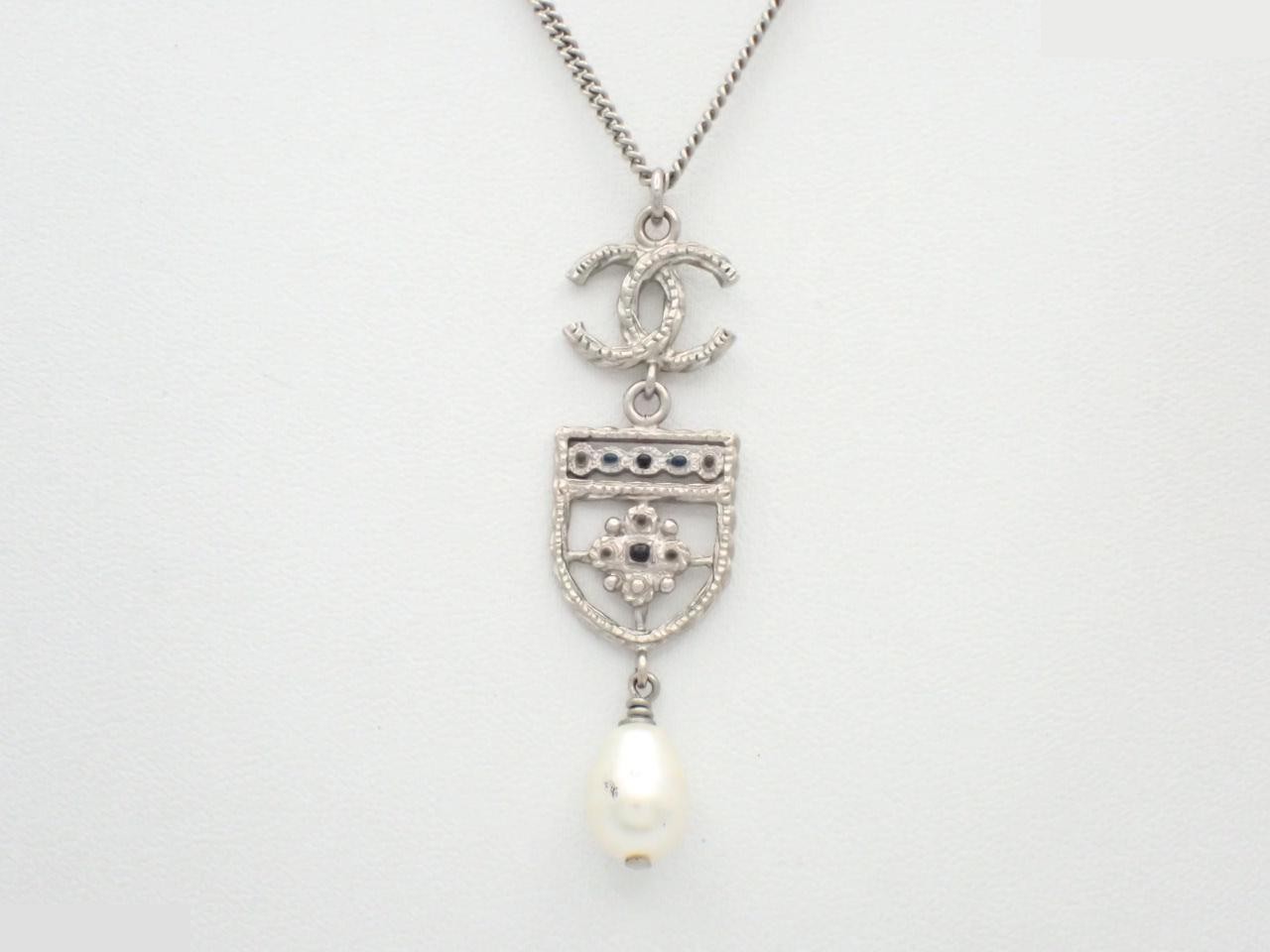 Necklace, chain approximately 42cm