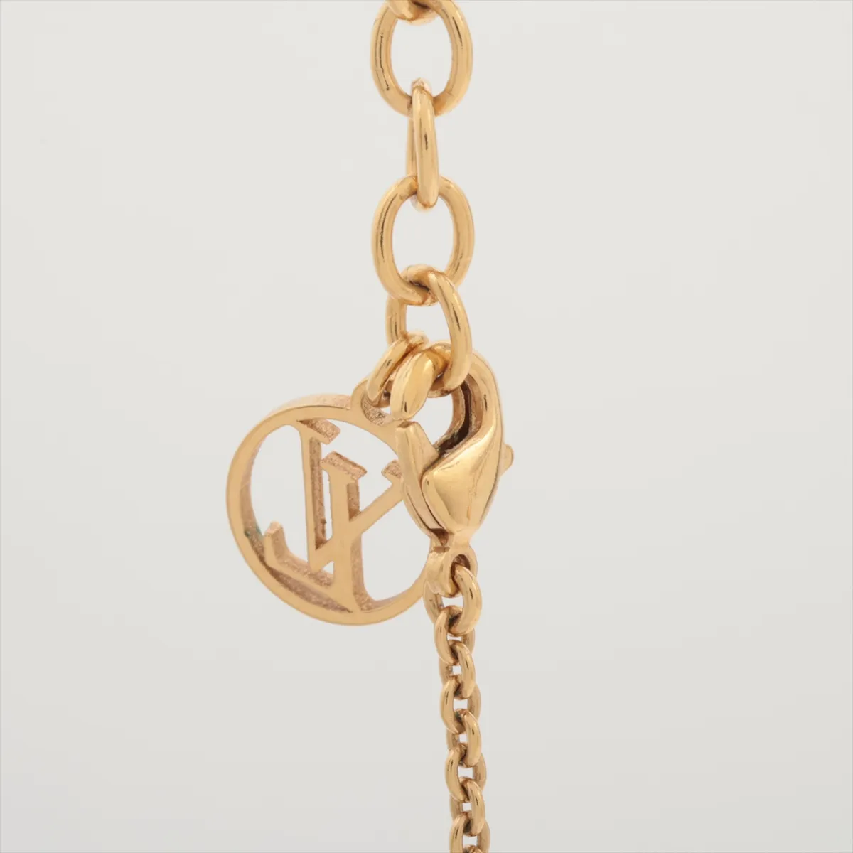 M00857 Essential V LE4275 Necklace, GP Gold. Shows — view 3
