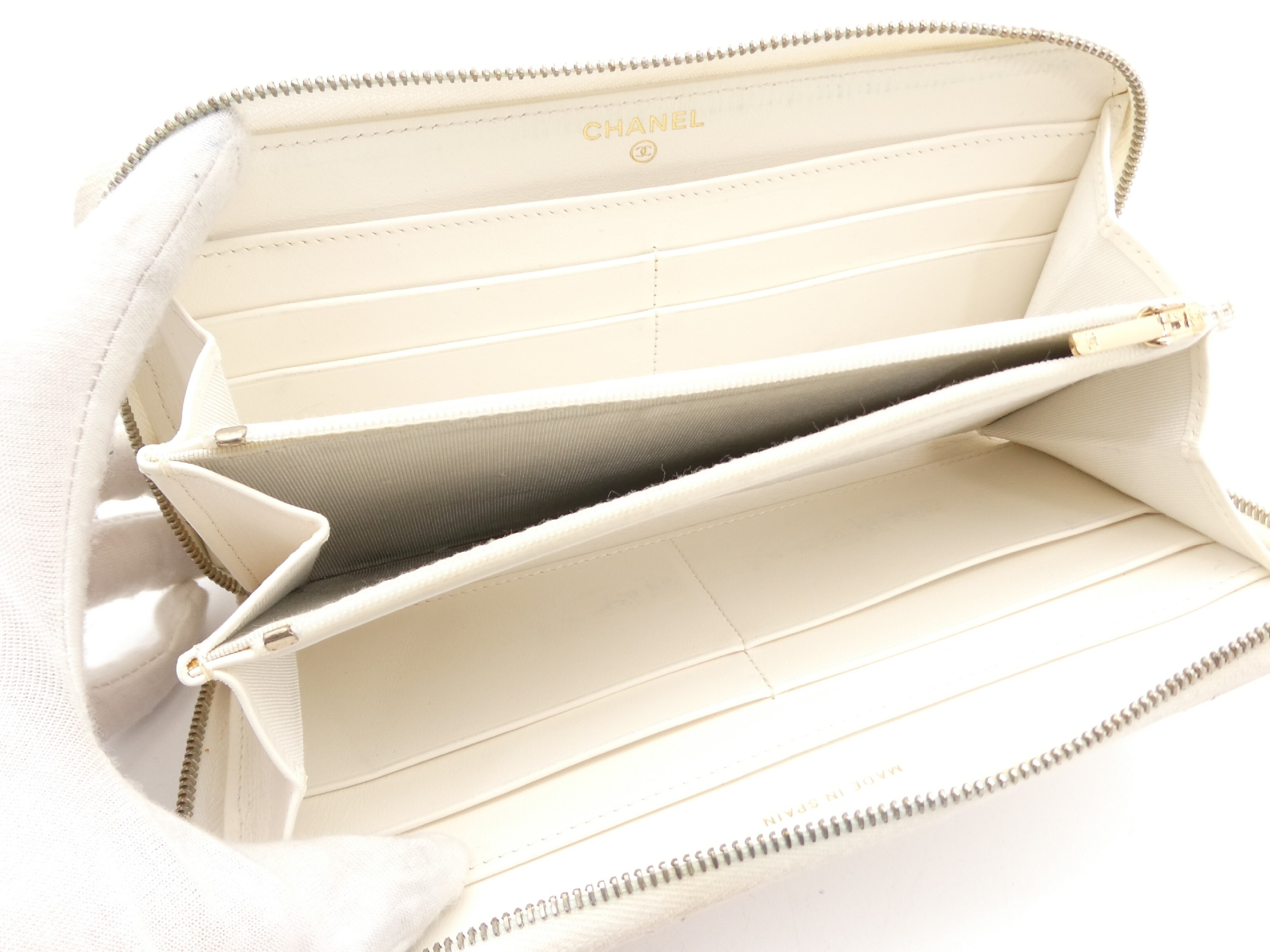 Matelassé Caviar Skin Coco Mark Round Zip Wallet — view 7