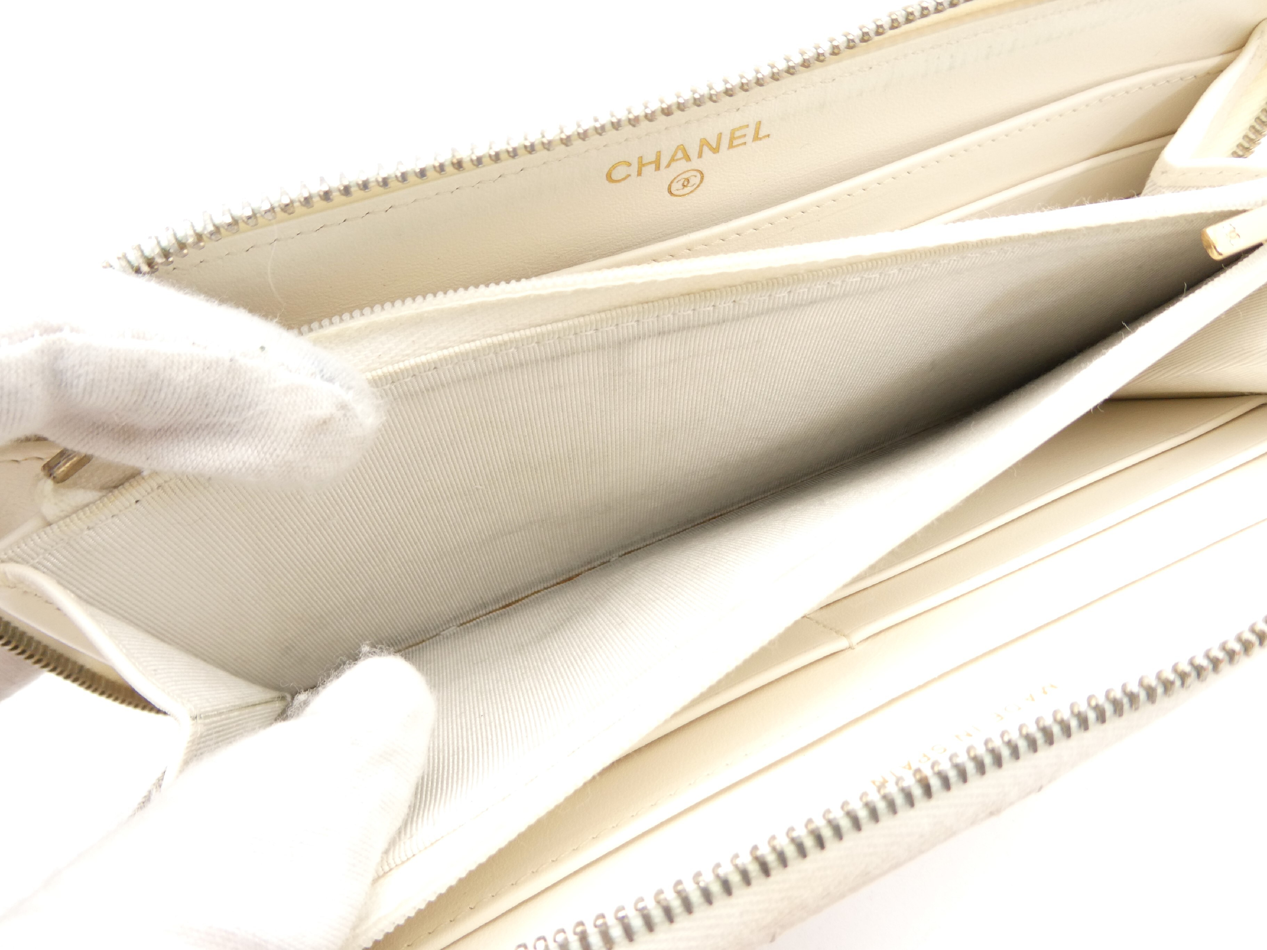 Matelassé Caviar Skin Coco Mark Round Zip Wallet — view 8