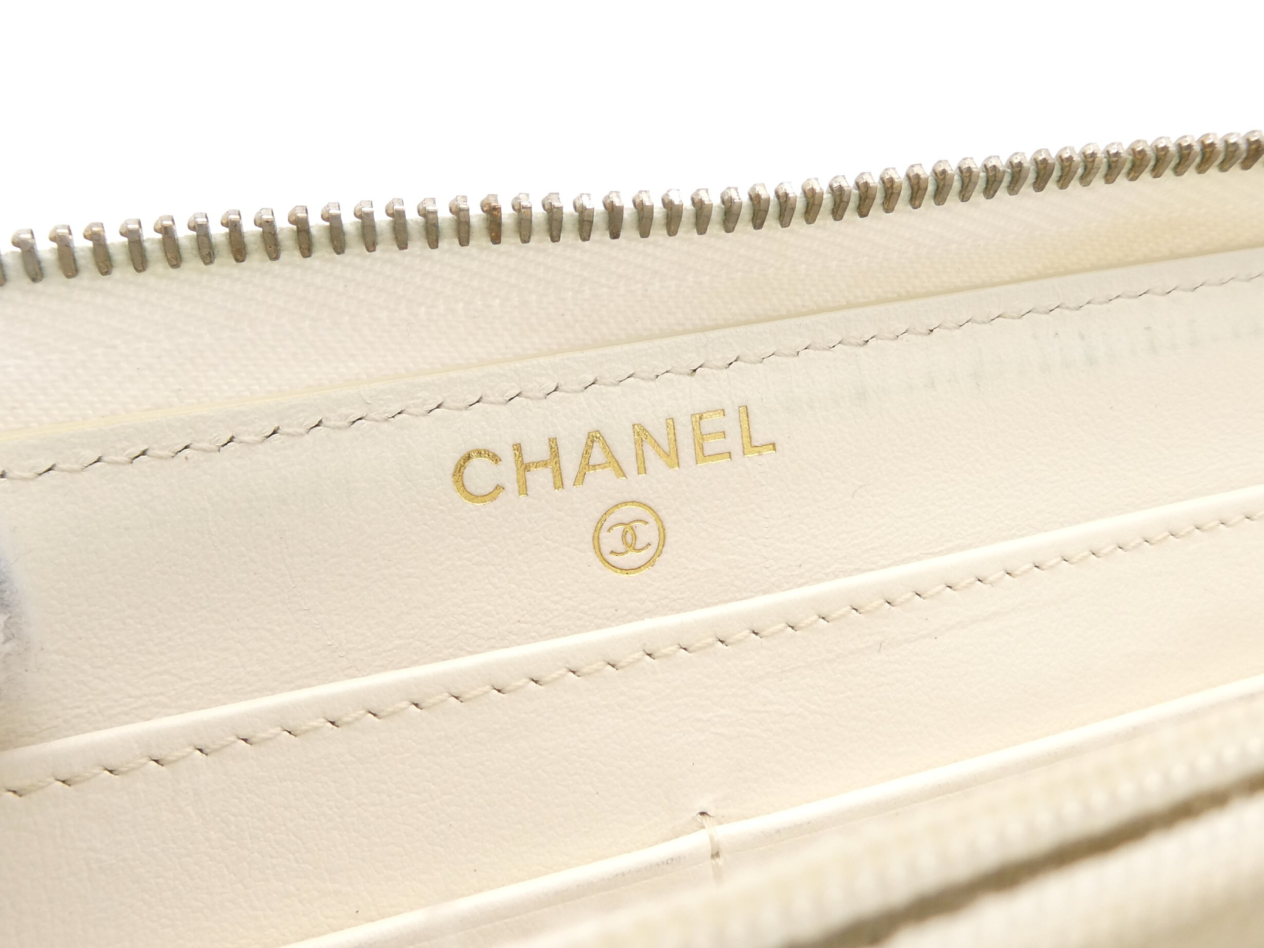Matelassé Caviar Skin Coco Mark Round Zip Wallet — view 9