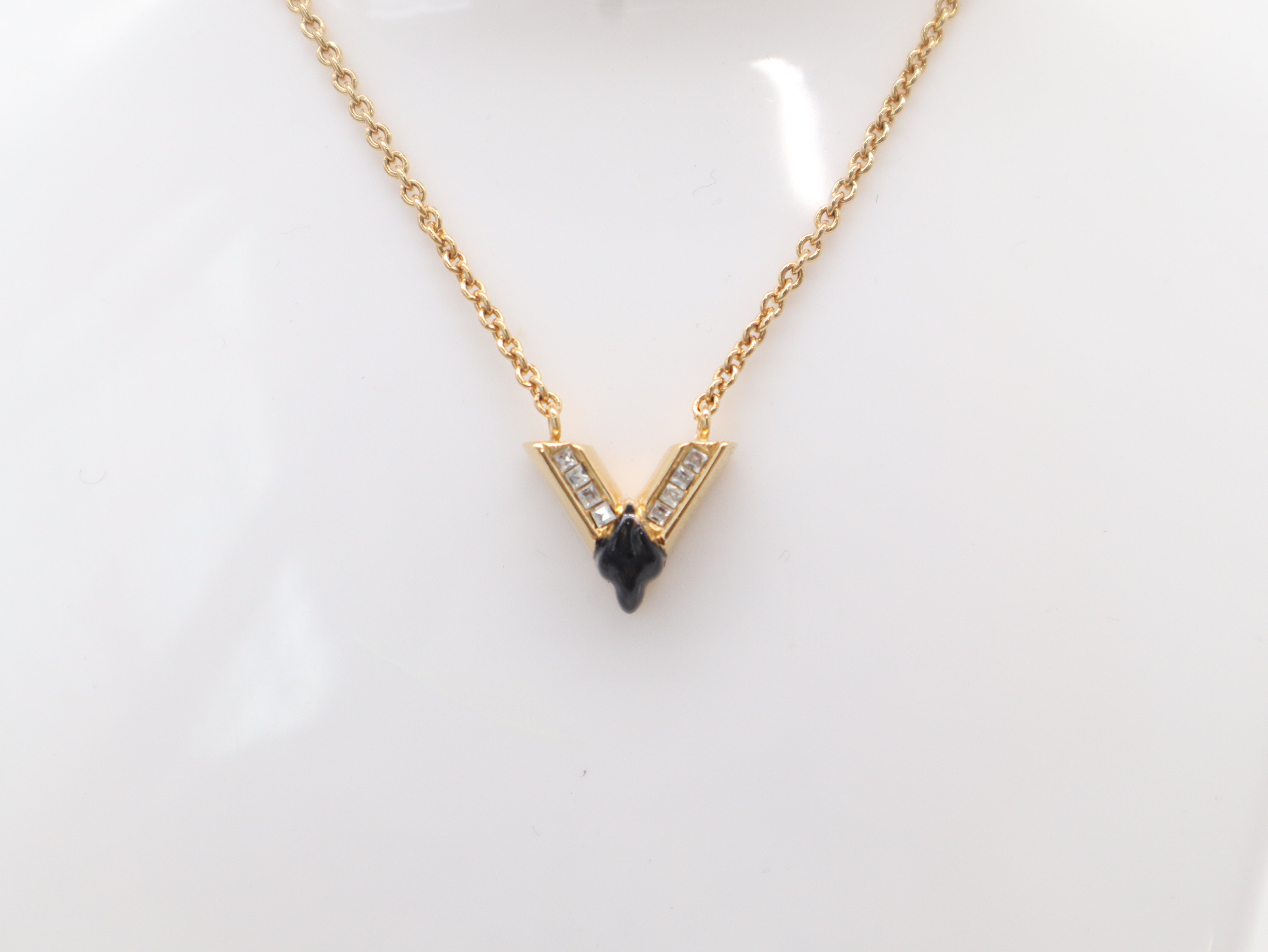 M68911 Necklace The Great Essential (with box and dust bag)