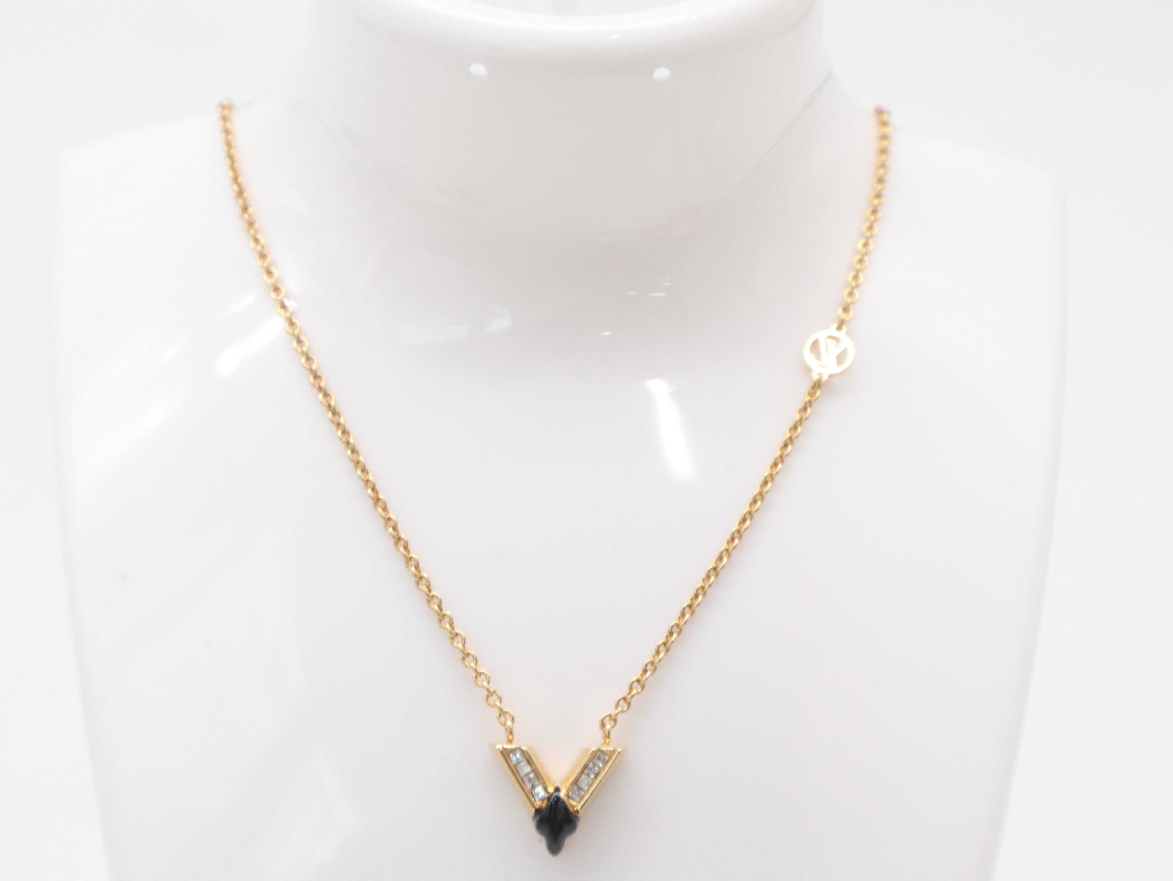 M68911 Necklace The Great Essential (with box and dust bag) — view 3