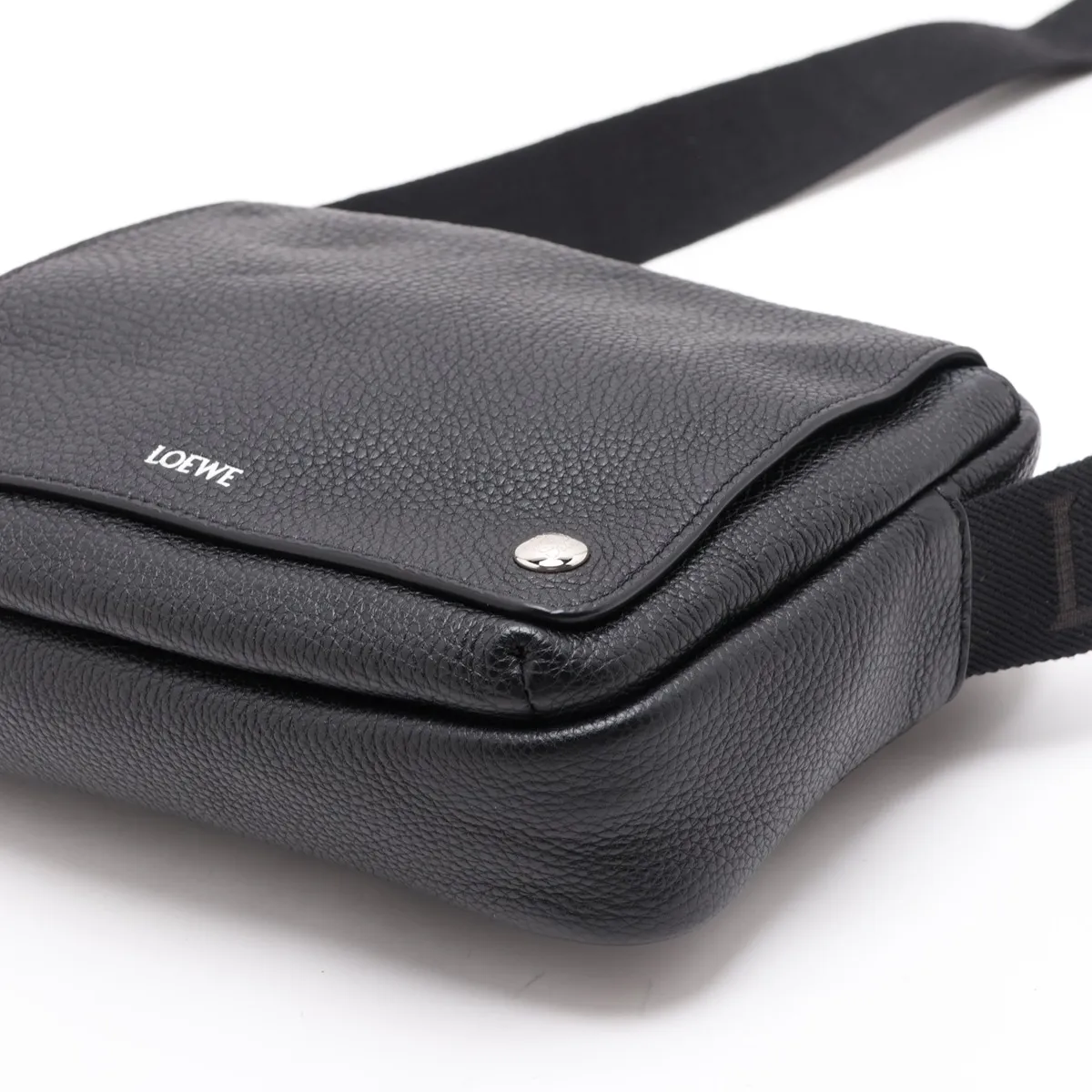 Pebble Messenger Bag, Medium, Leather Shoulder Bag, Black — view 3