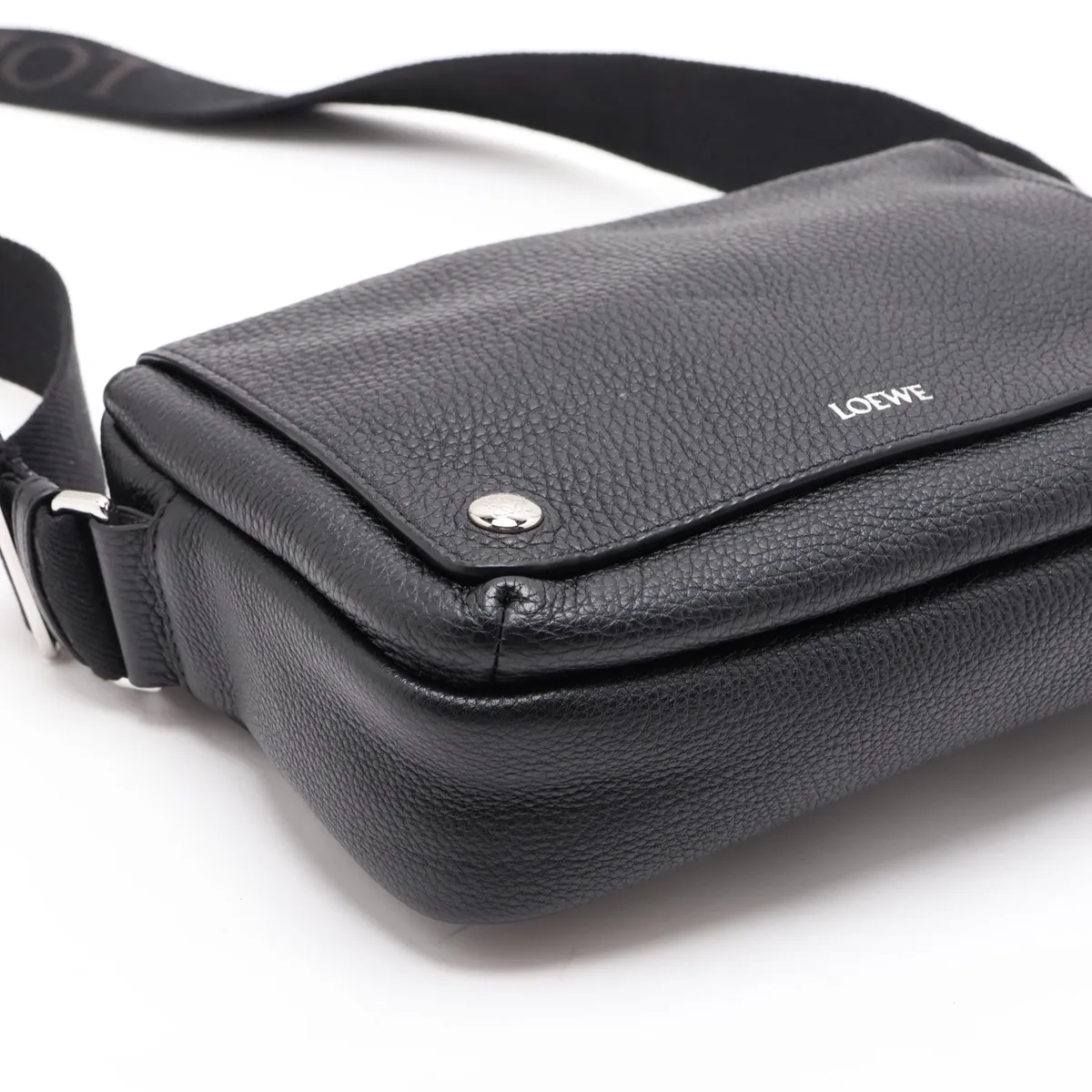 Pebble Messenger Bag, Medium, Leather Shoulder Bag, Black — view 4
