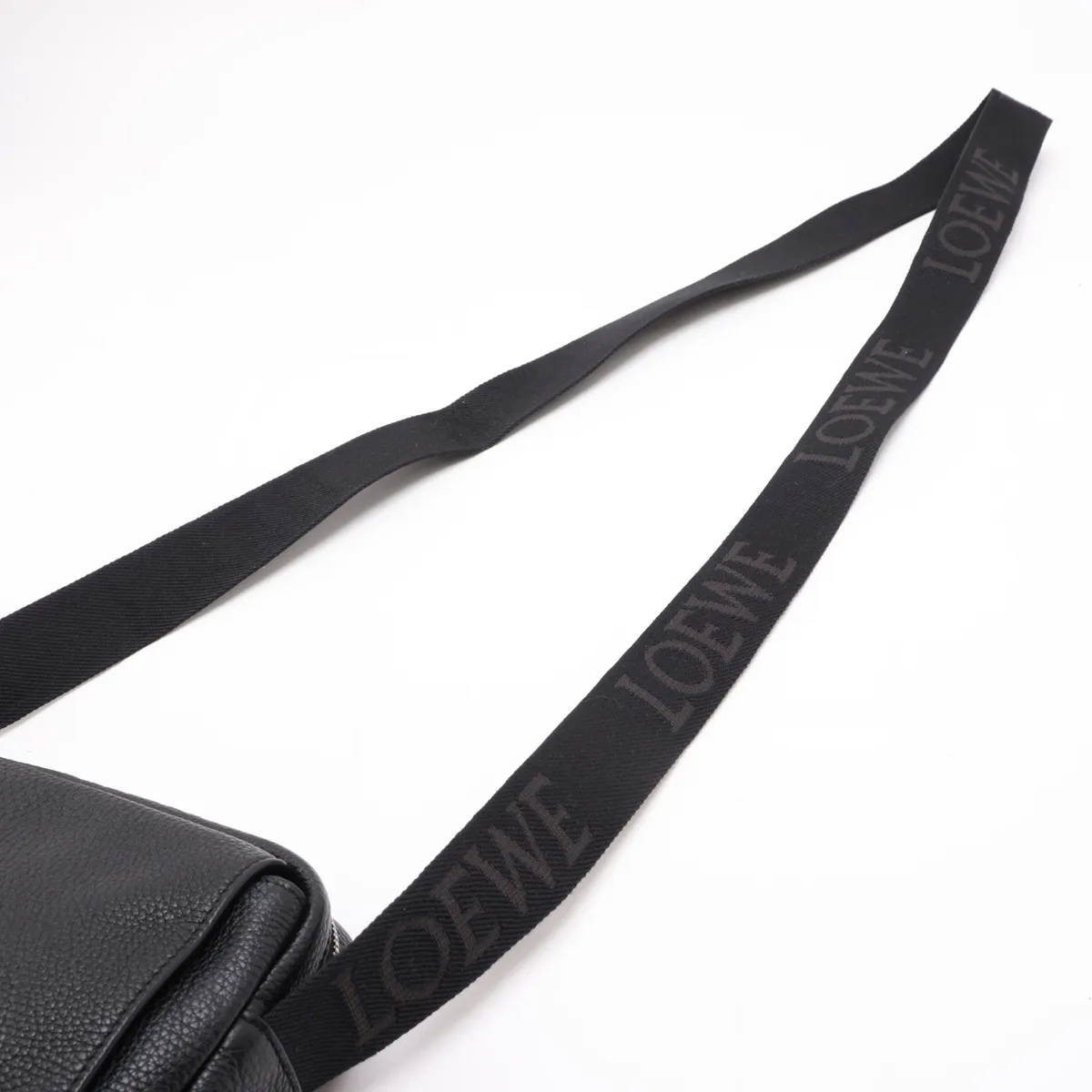 Pebble Messenger Bag, Medium, Leather Shoulder Bag, Black — view 5