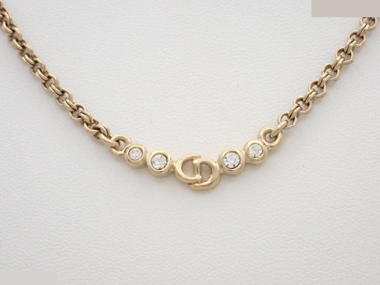 Other lines: Precious metal necklaces and pendants, total length approximately 45 cm.