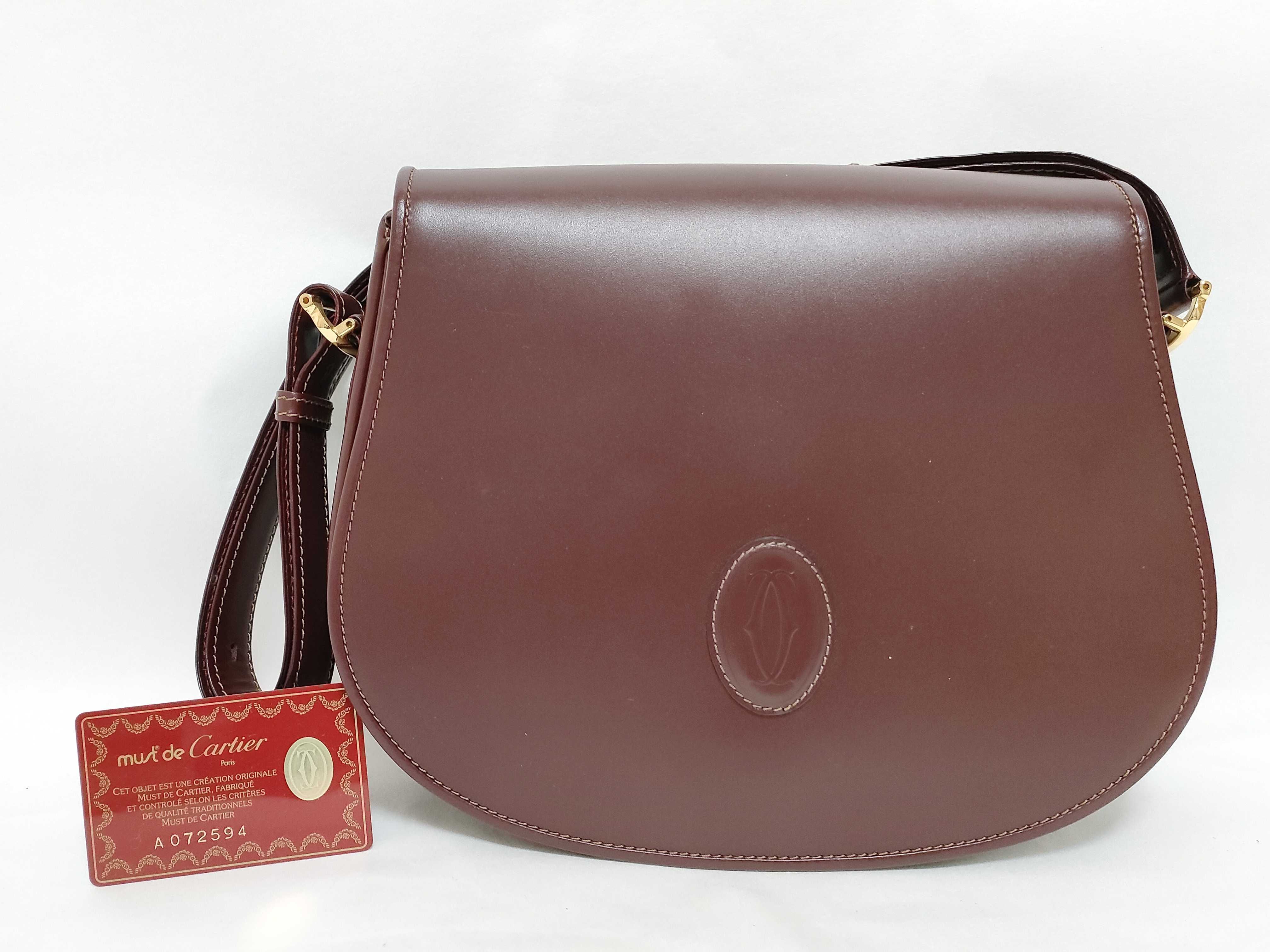 Must line shoulder bag.