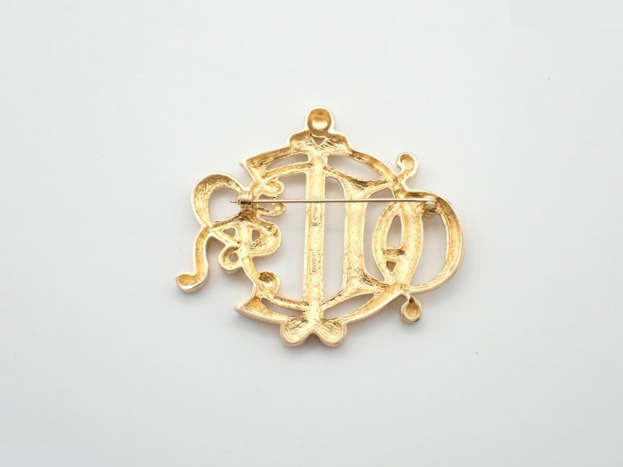 brooch — view 2