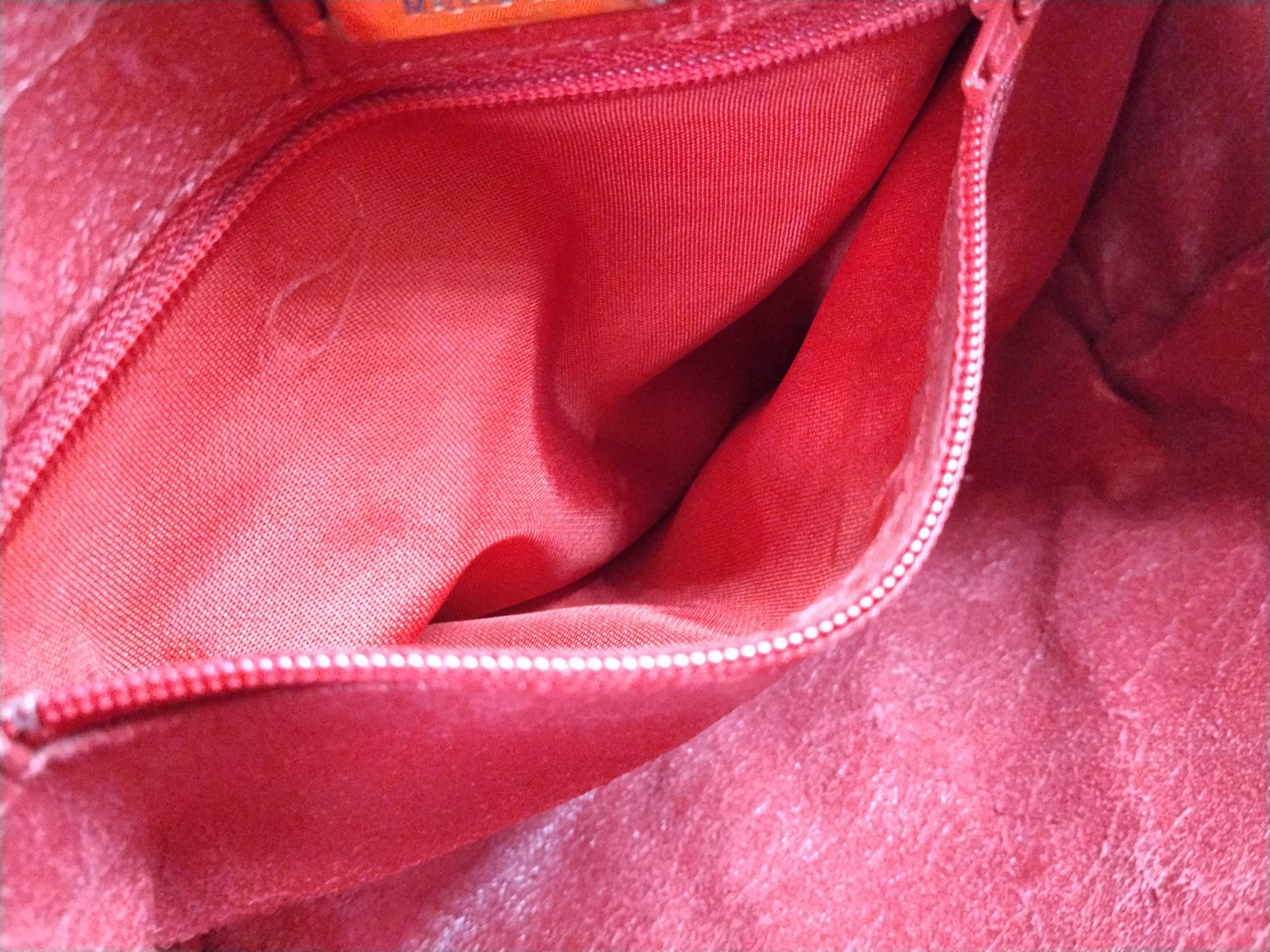 Anagram Leather Shoulder Bag — view 11