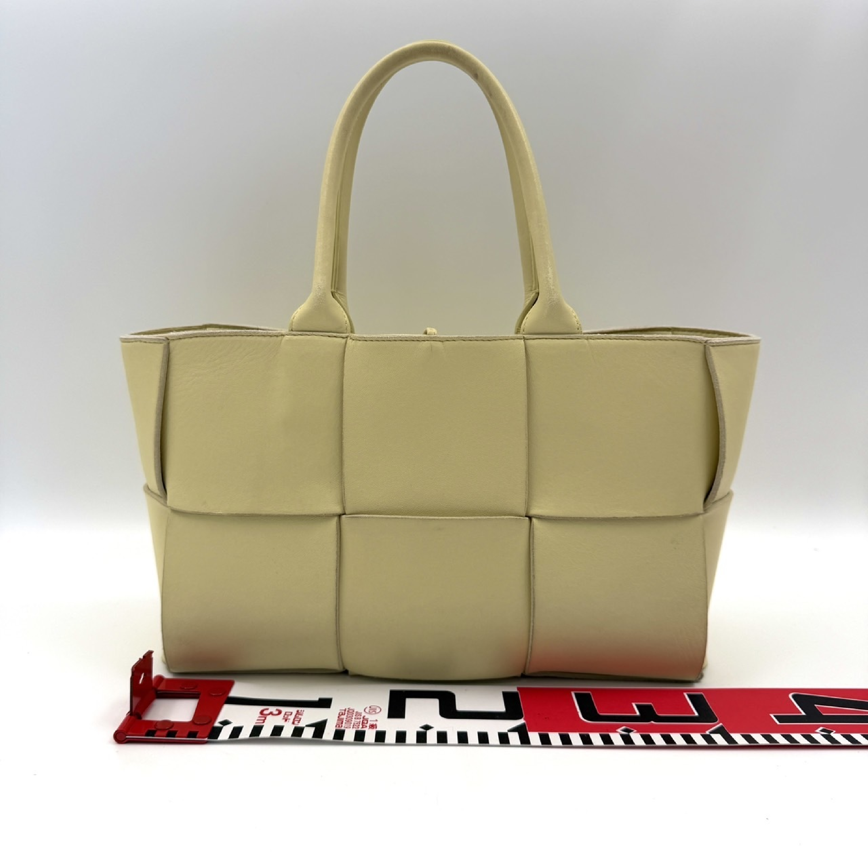 Maxi Intrecciato Arco Tote Yellow Handbag — view 2