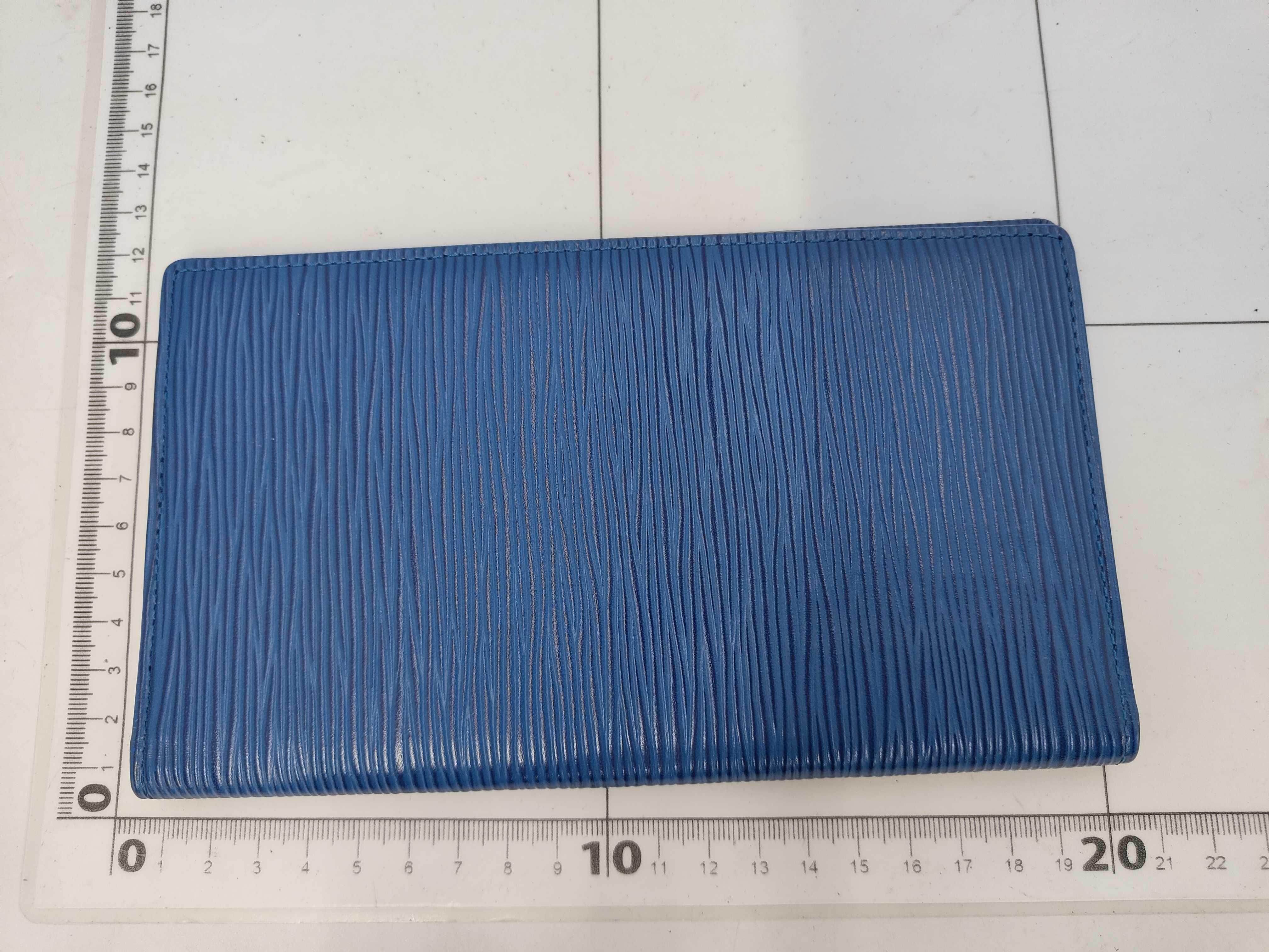 M63215 Epi Portecarte Credit Toledo Blue Card Case — view 2