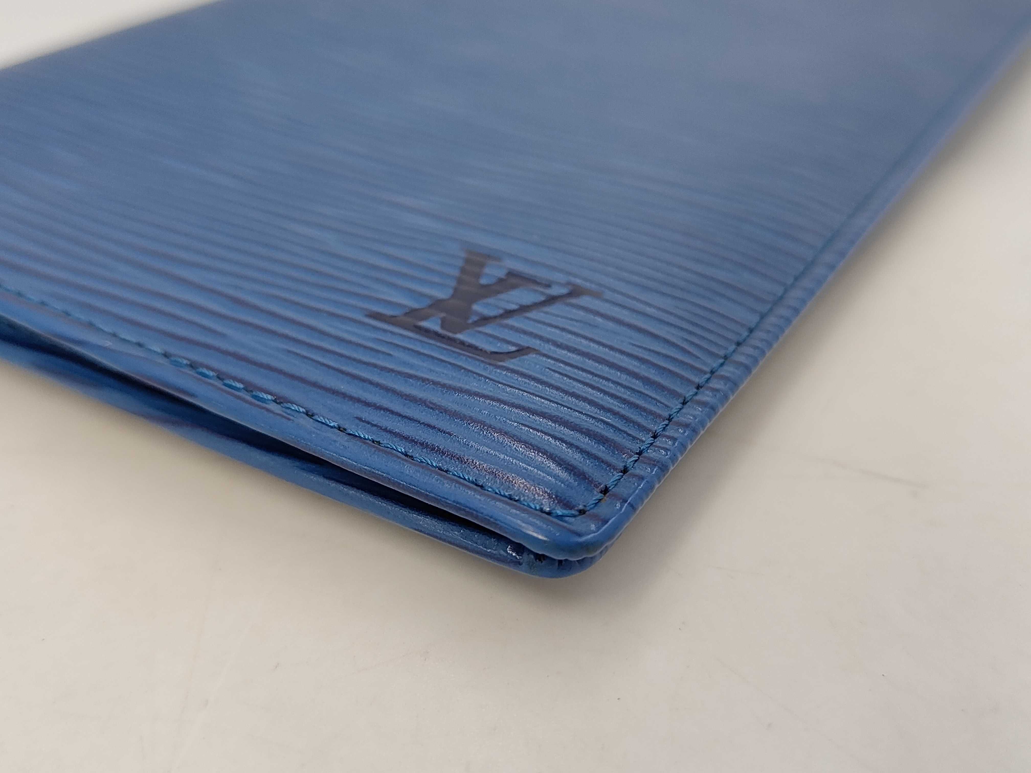 M63215 Epi Portecarte Credit Toledo Blue Card Case — view 3