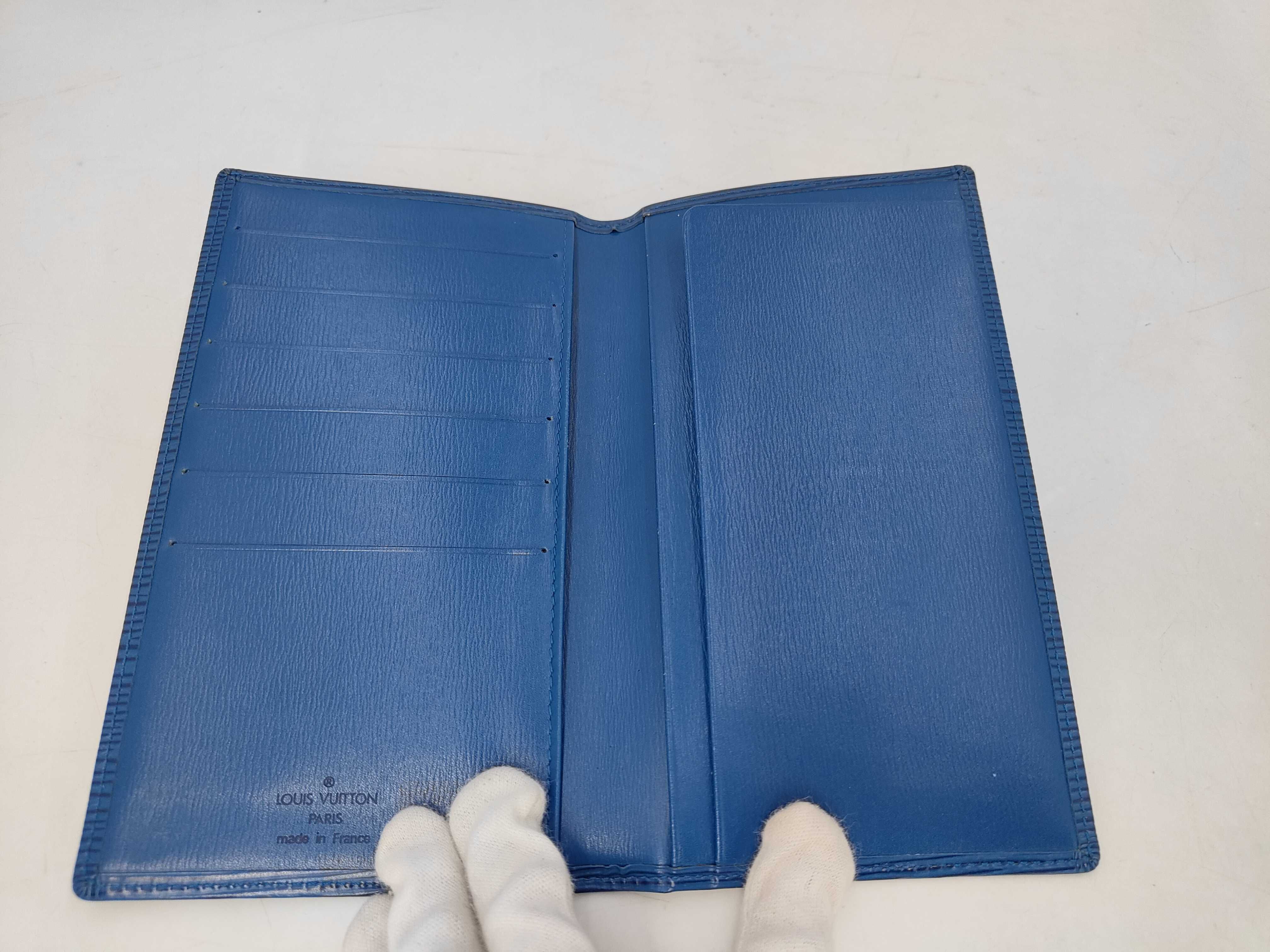 M63215 Epi Portecarte Credit Toledo Blue Card Case — view 4
