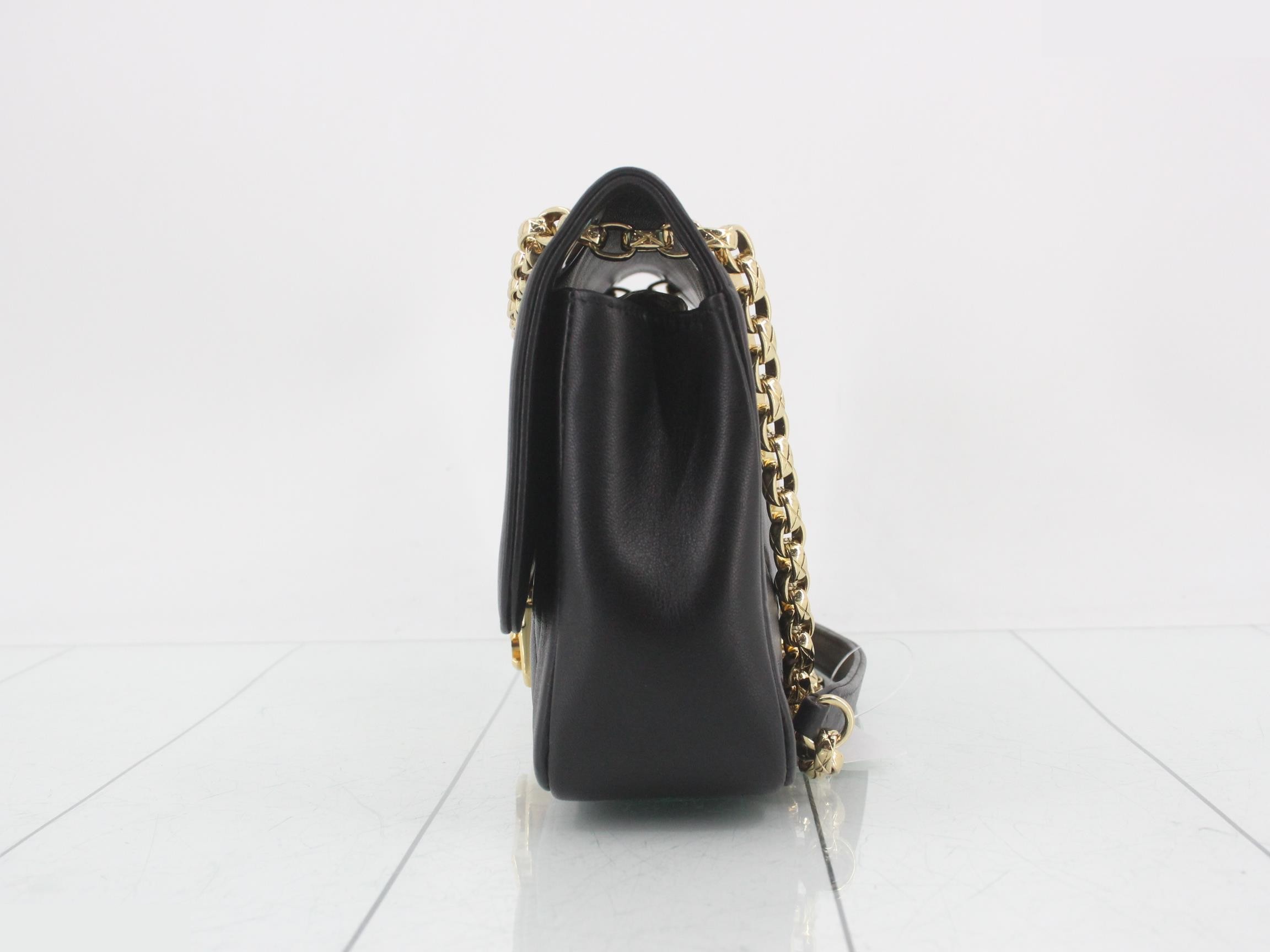 Matelassé chain shoulder bag, item number 18. — view 3