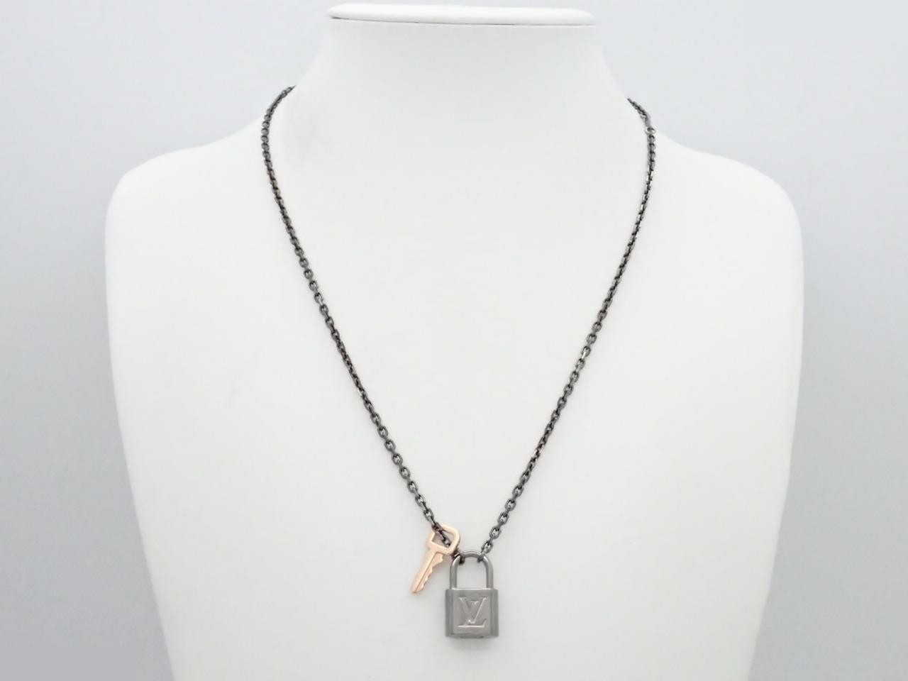Valentine Padlock, approximately 55 cm in length. — view 3