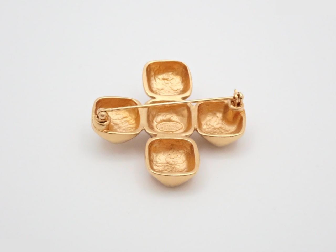 brooch — view 2