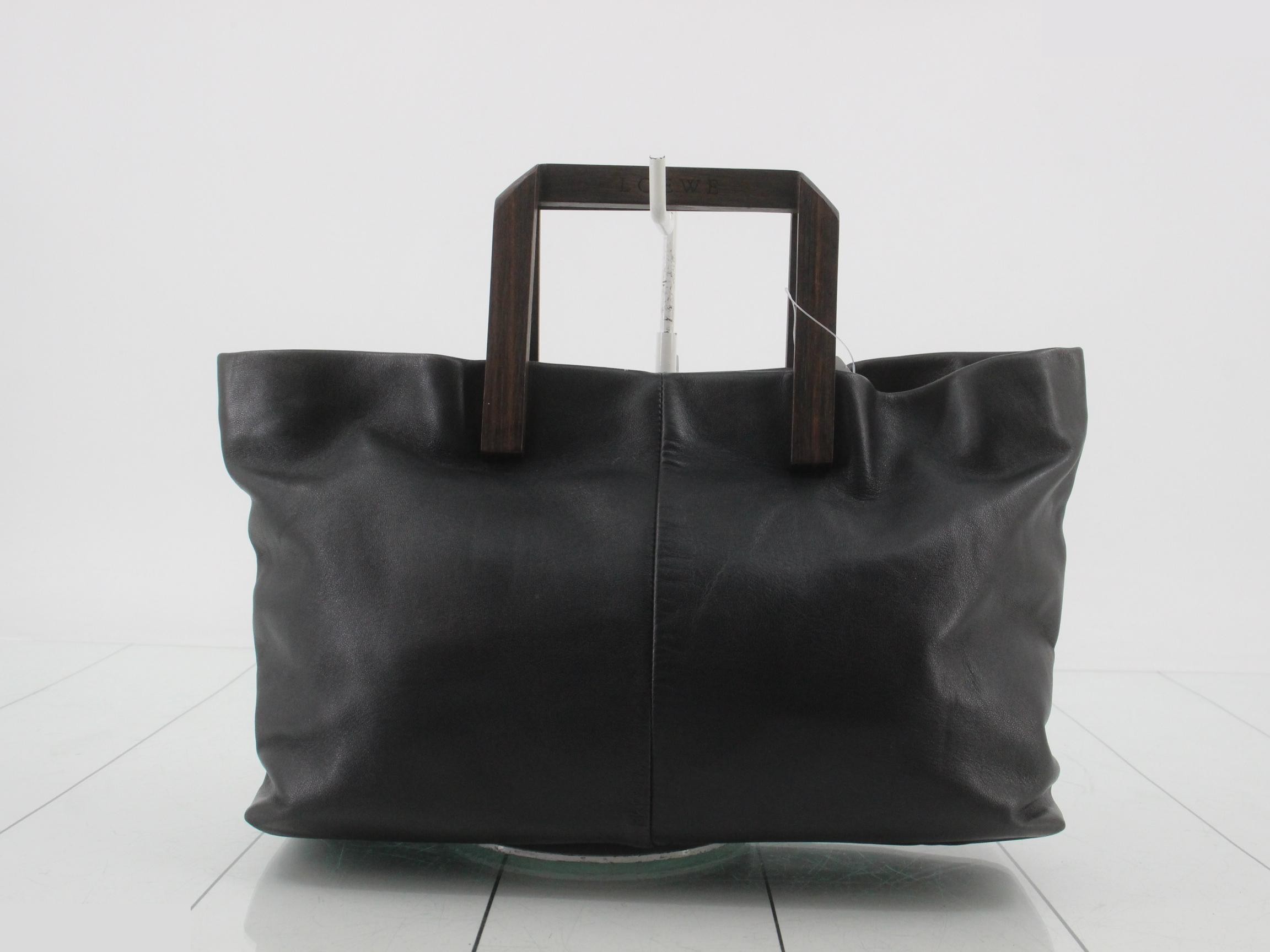Wooden handle bags and handbags