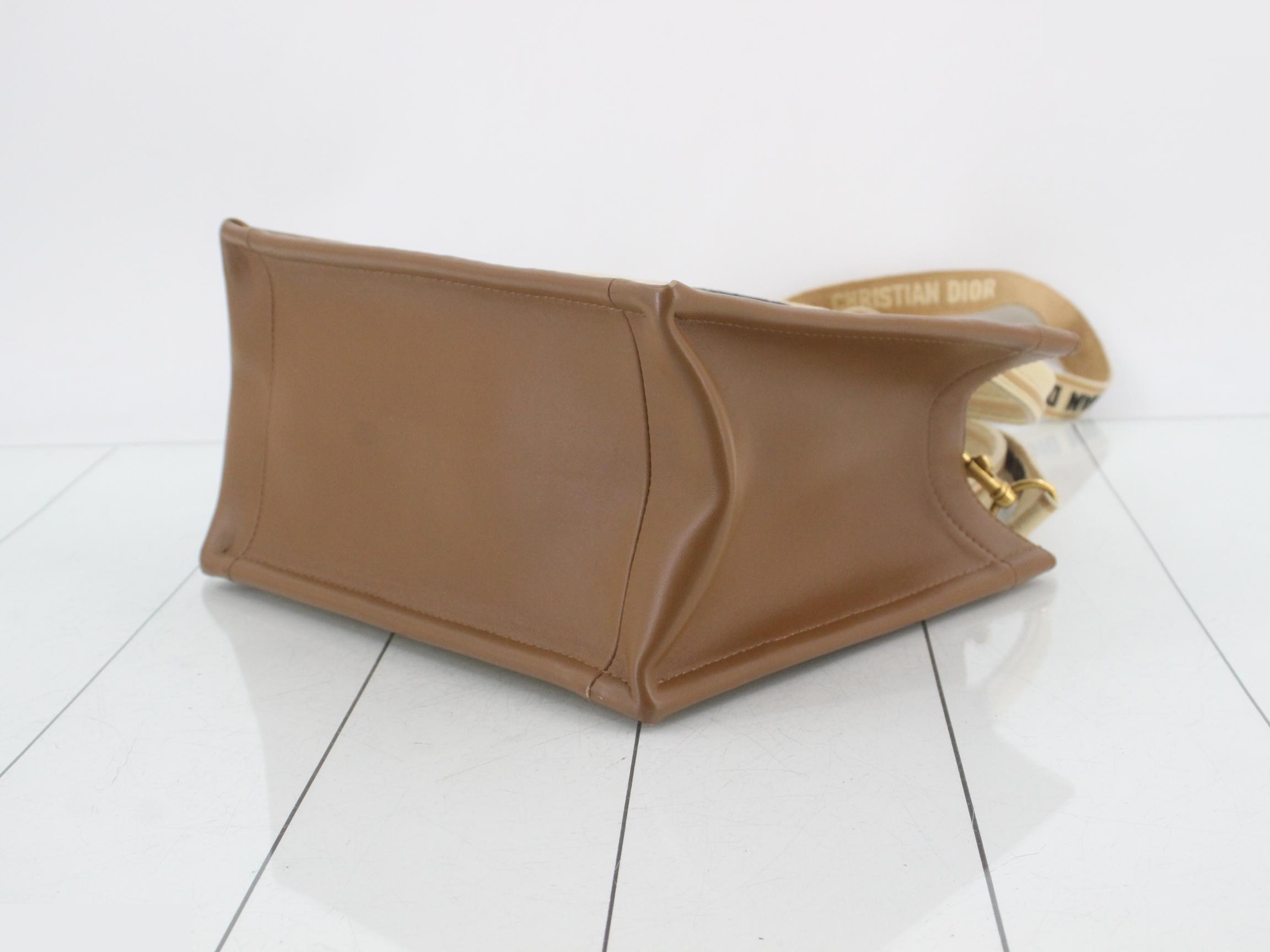 Book Tote 2-way Handbag (Handbag/Shoulder Bag) — view 6
