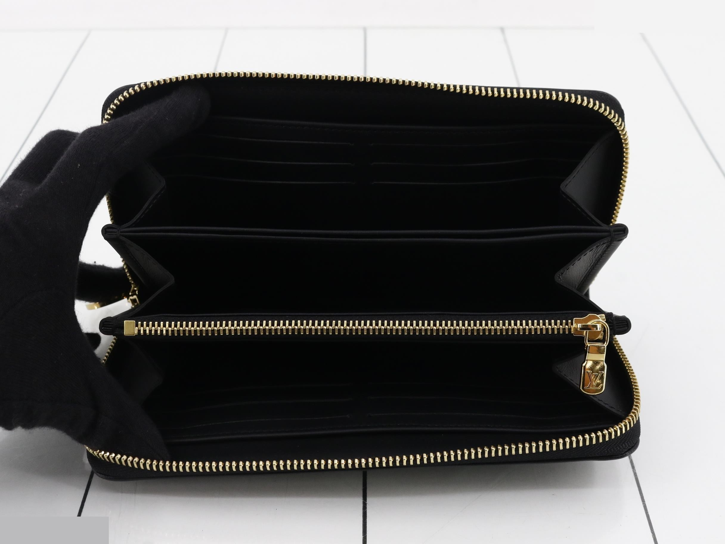 Unused Zippy Wallet (Cushions) — view 4