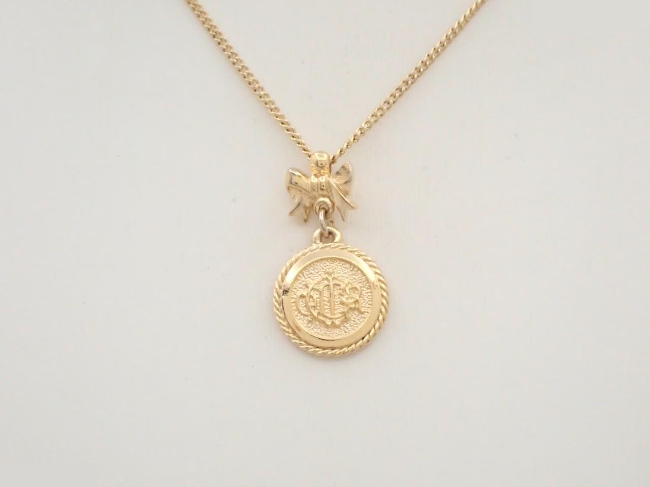 Other lines: Precious metals, necklaces, pendants, chains approximately 45cm long.