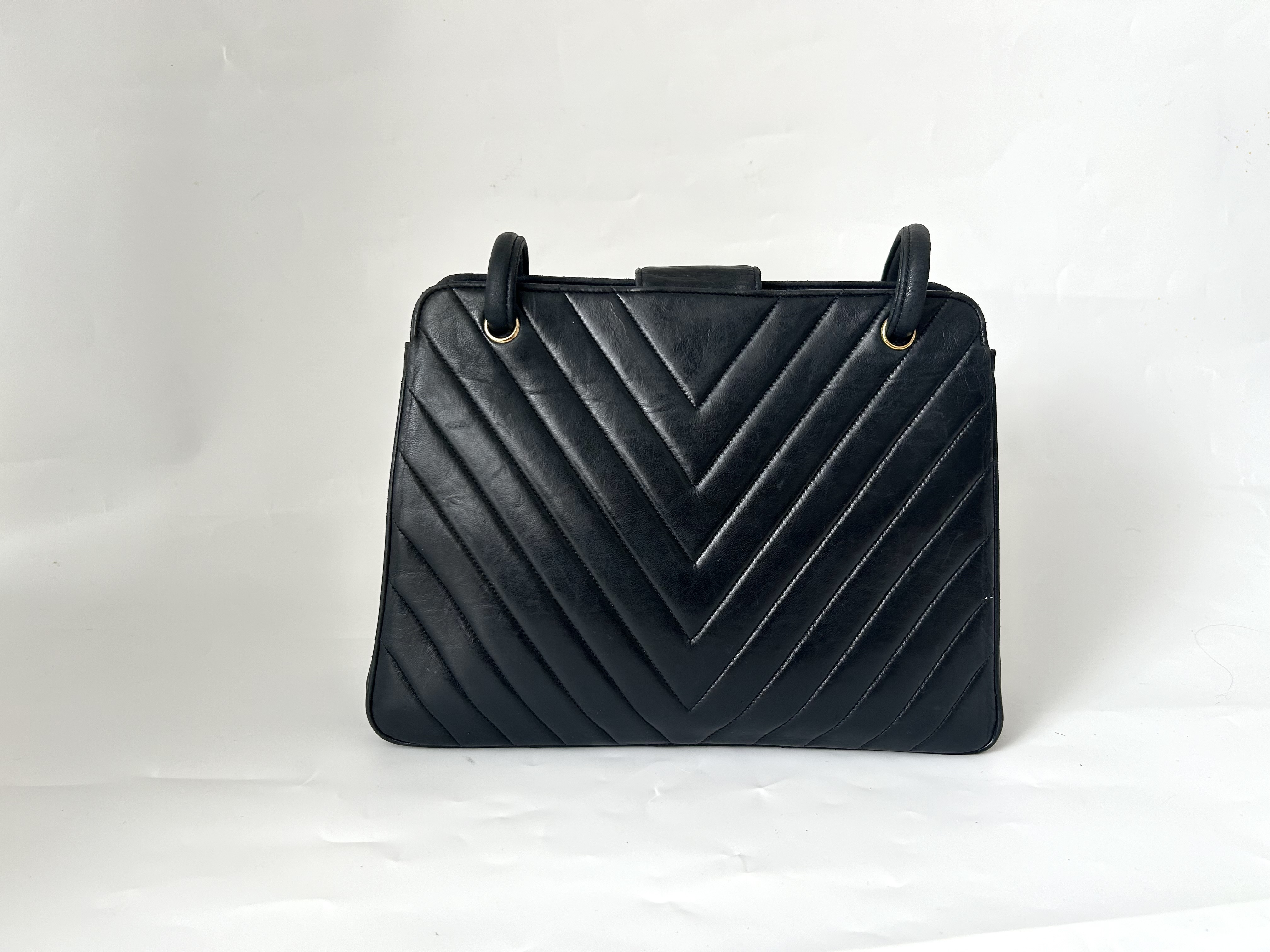V-stitch turnlock bag — view 2