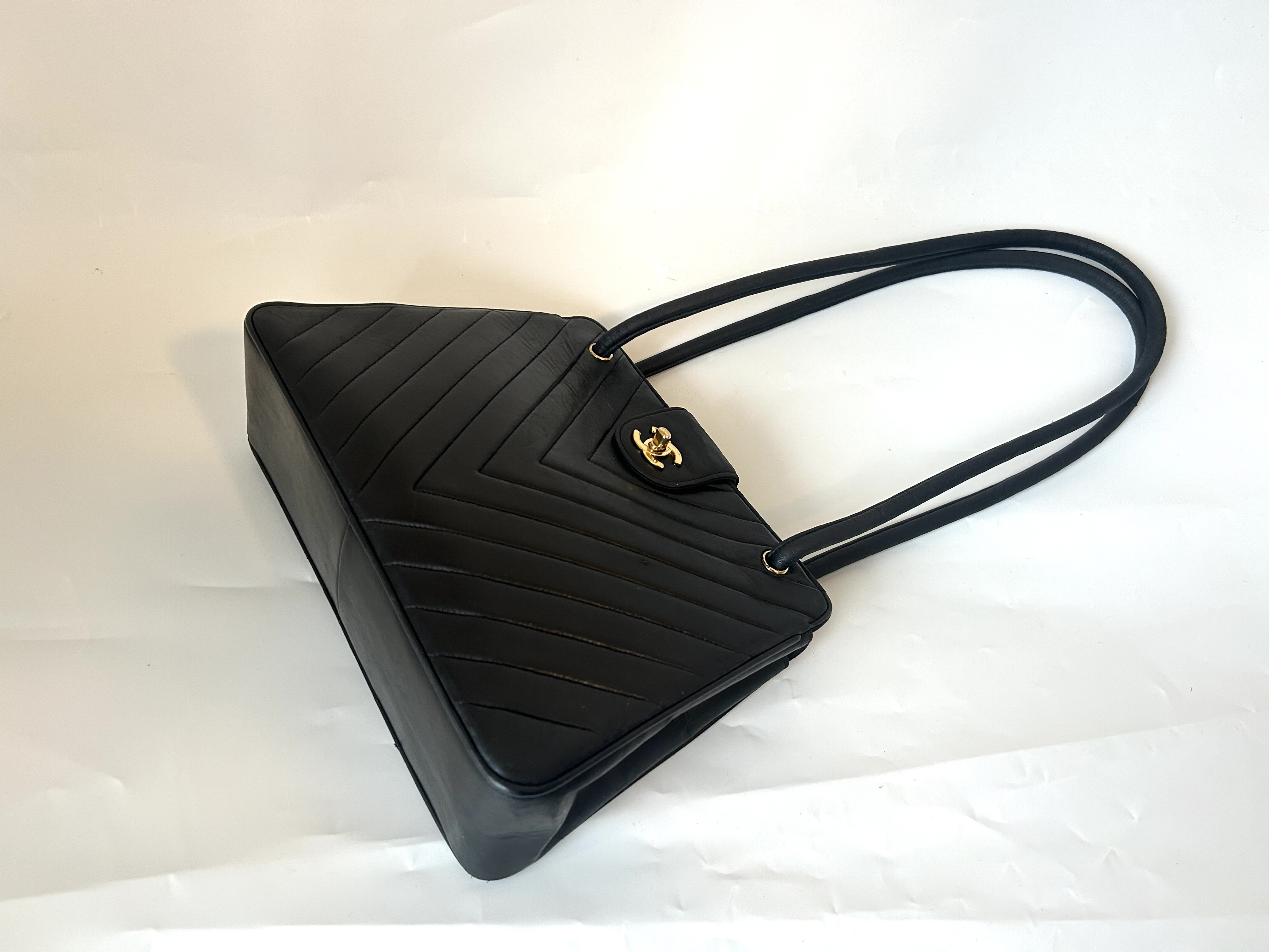 V-stitch turnlock bag — view 3