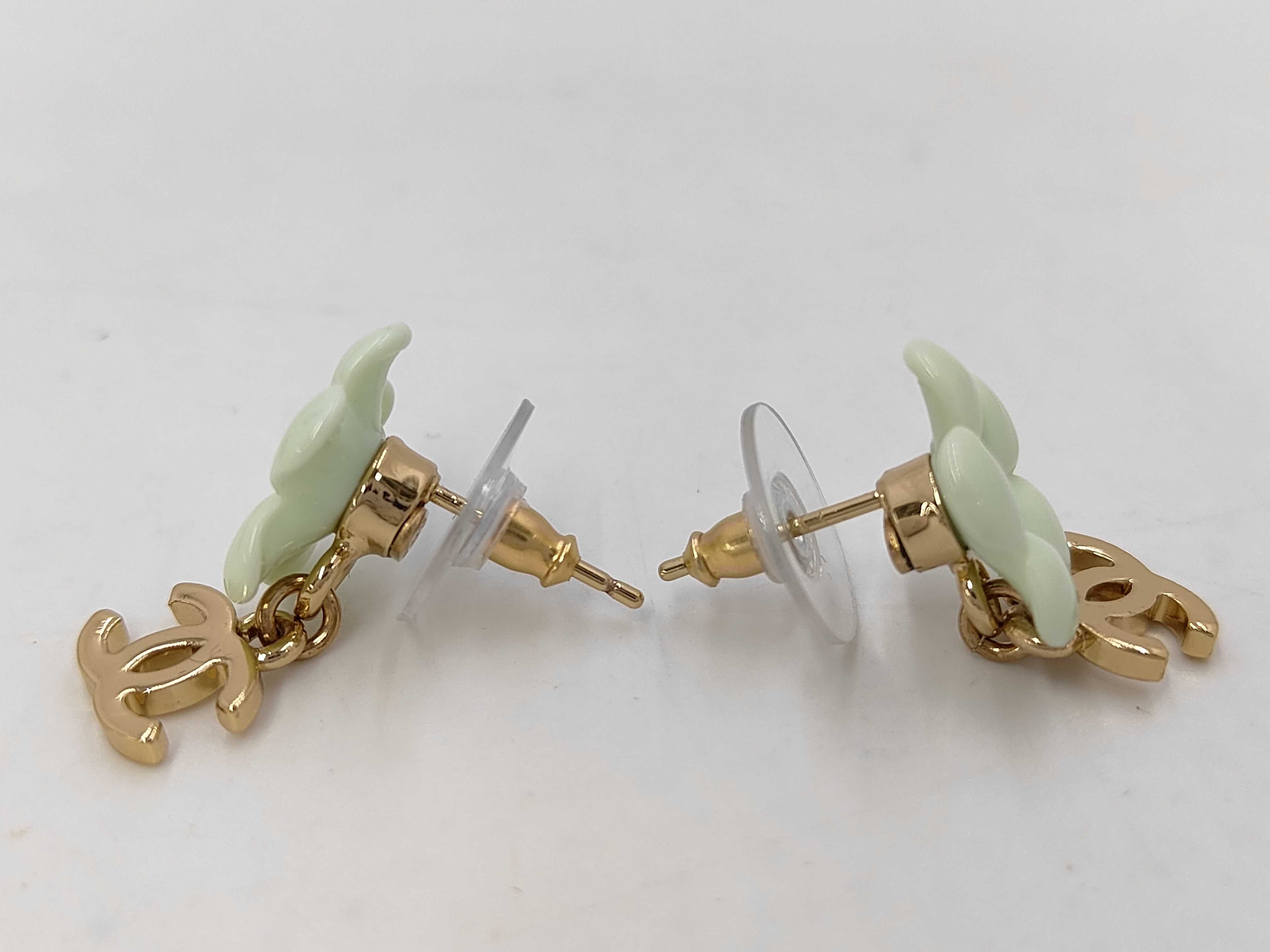 05P Rhinestone Coco Flower Motif Earrings Green Earrings — view 2