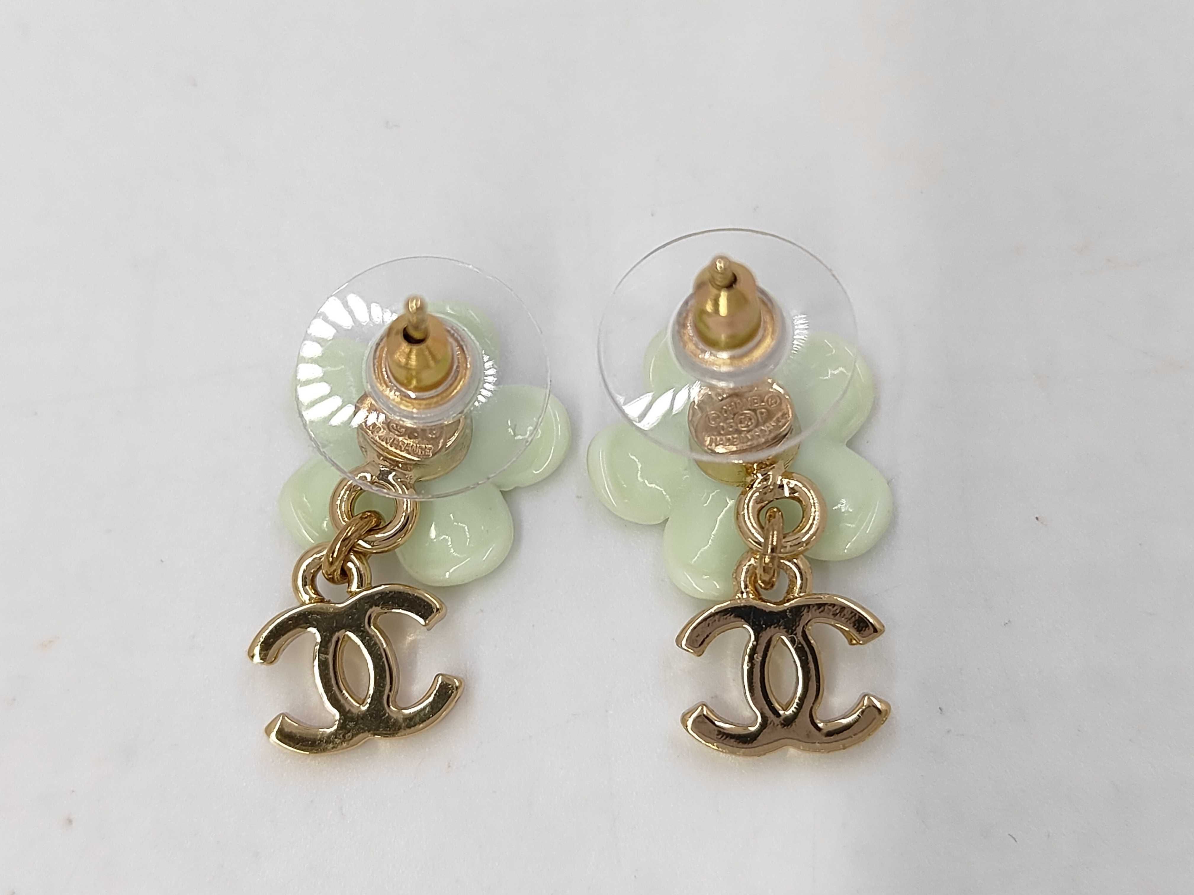05P Rhinestone Coco Flower Motif Earrings Green Earrings — view 3
