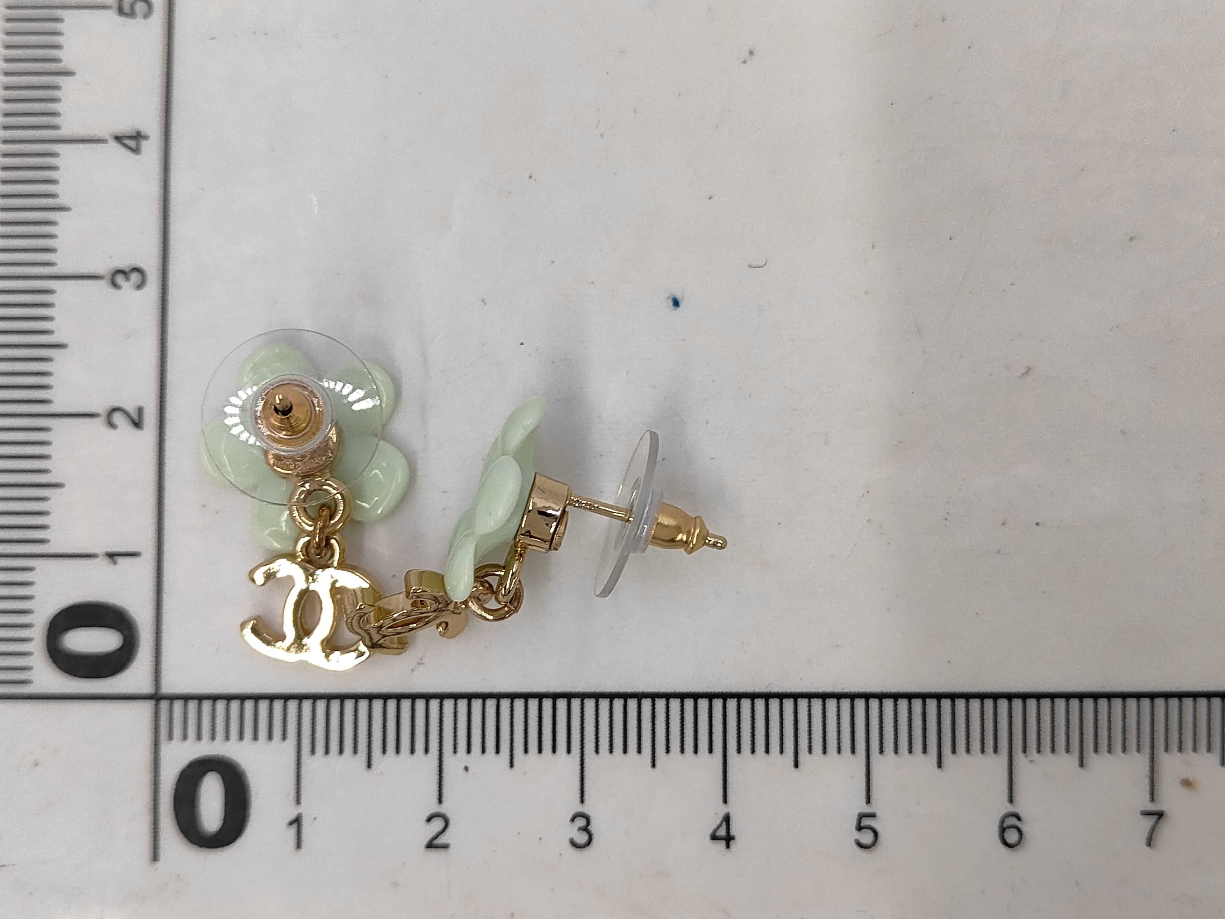 05P Rhinestone Coco Flower Motif Earrings Green Earrings — view 5