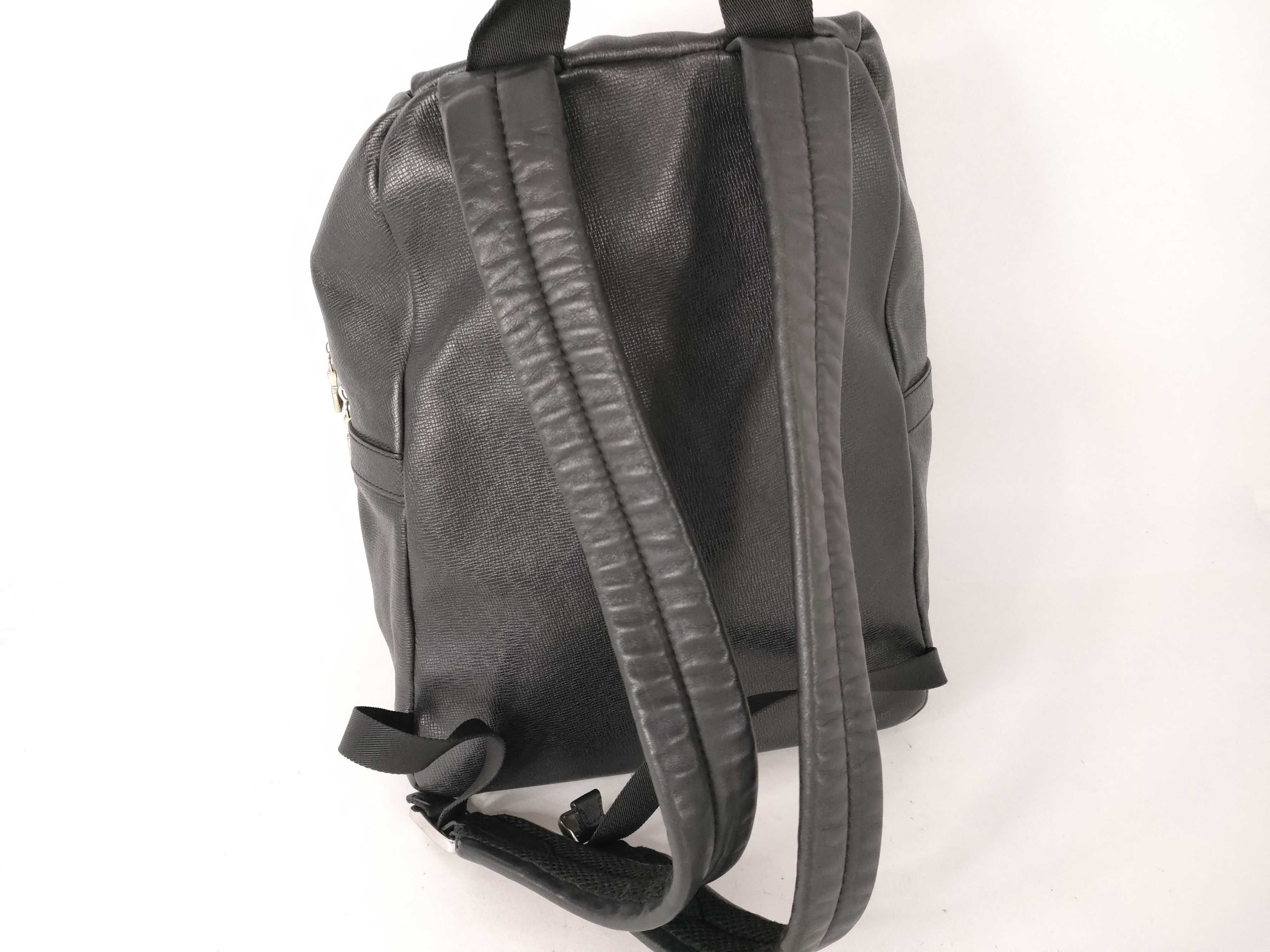 Taiga Discovery Backpack, Taiga Leather, Black Backpack — view 3
