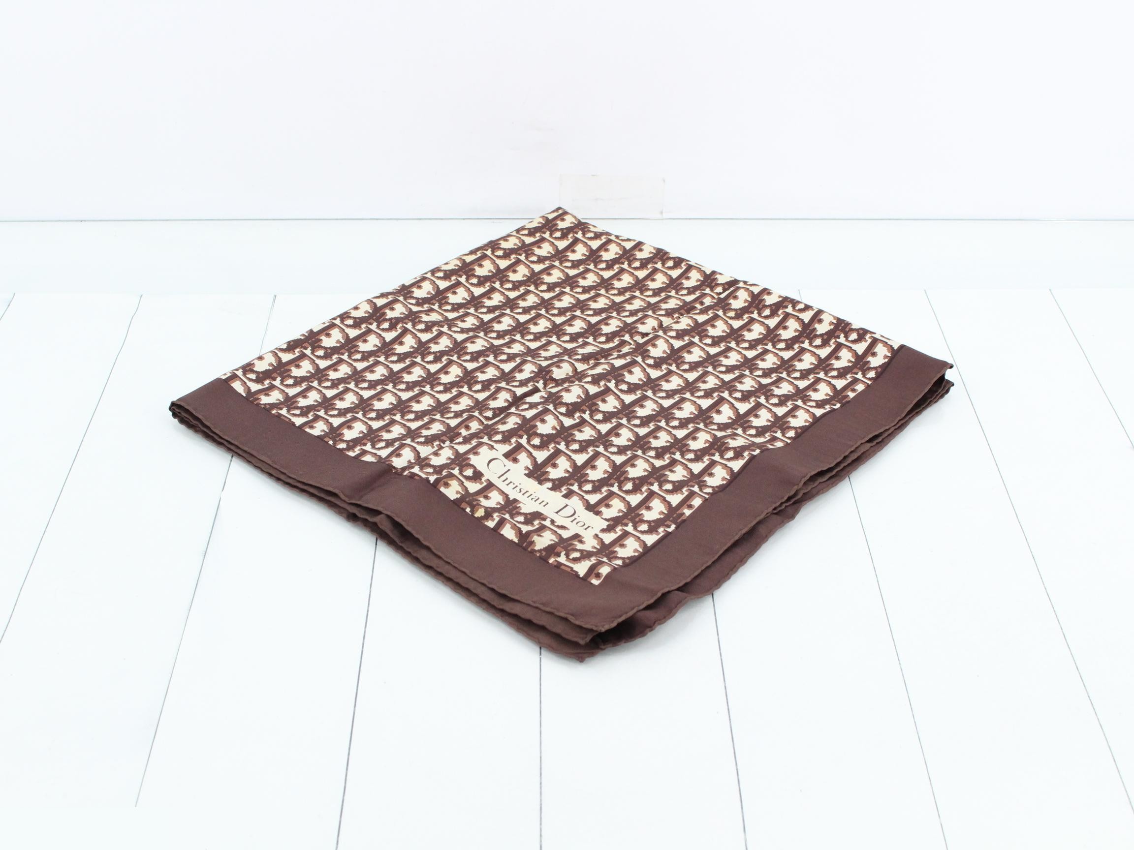 Trotter pattern scarf