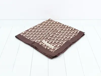 Trotter pattern scarf