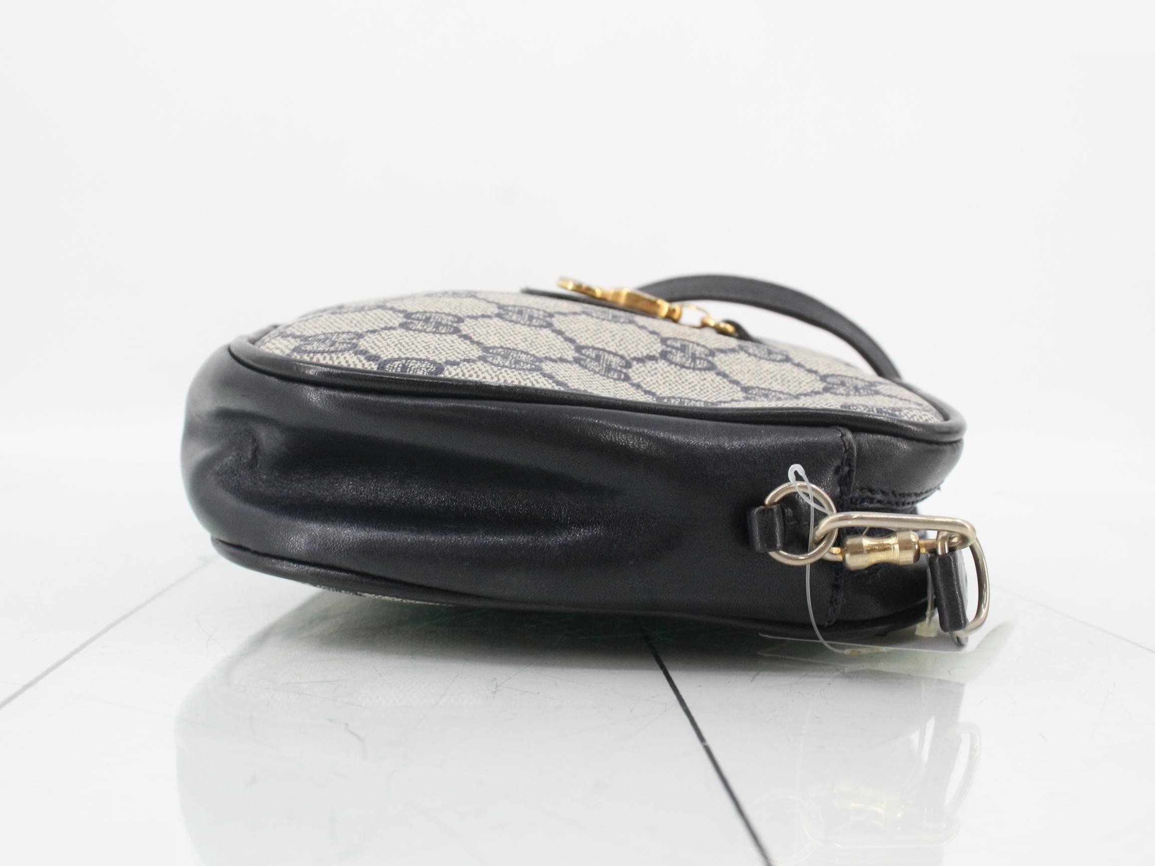 GG Supreme Shoulder Bag — view 3