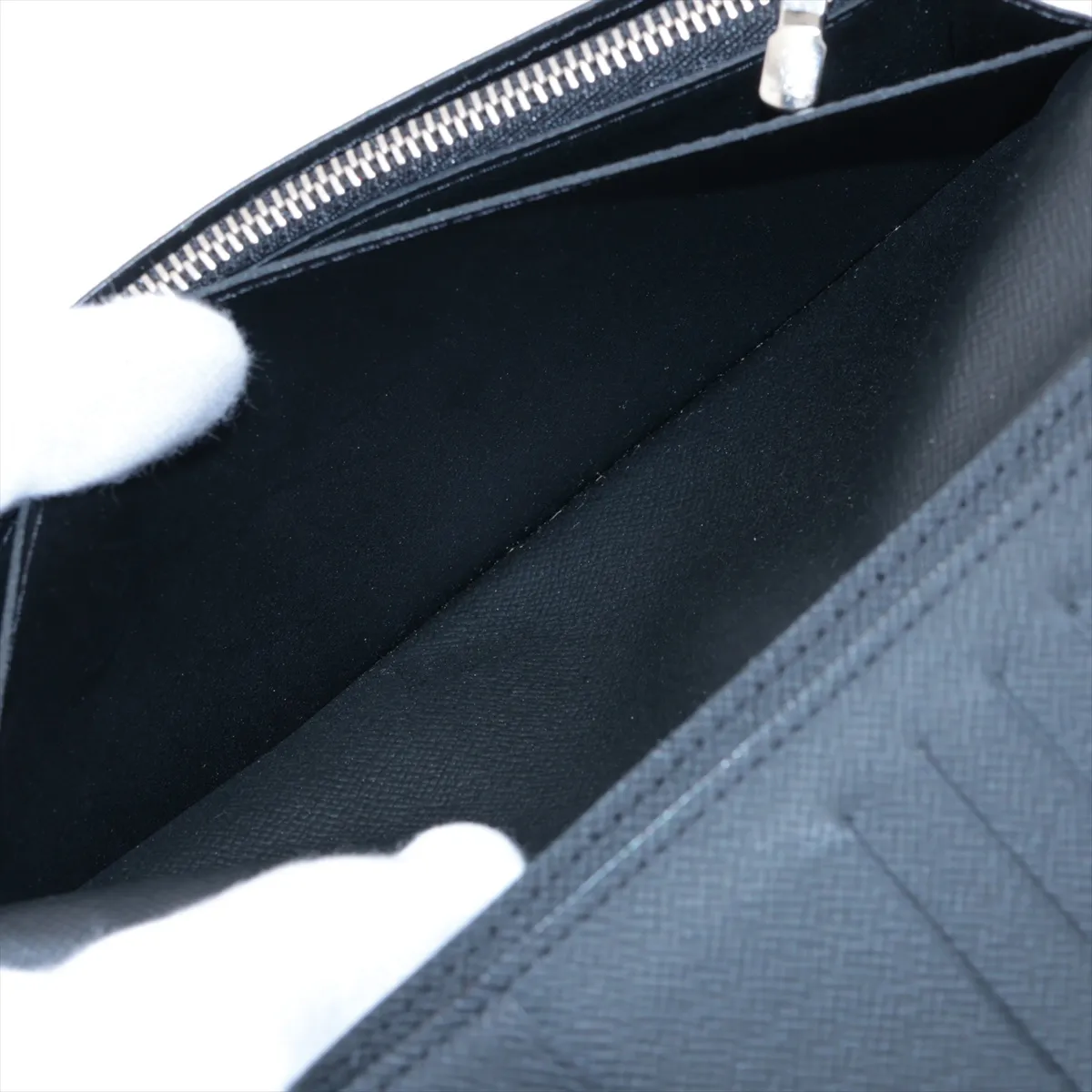 Epi Portefeuille Brazza M63294 TA1178 Black x White Long Wallet — view 6