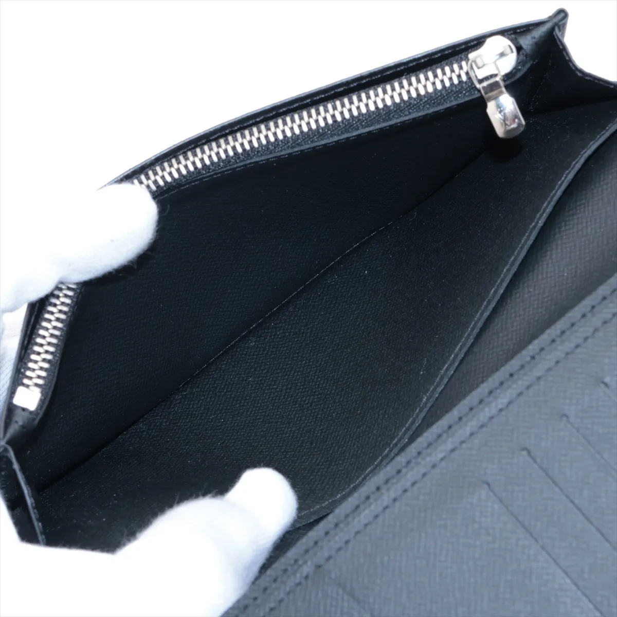 Epi Portefeuille Brazza M63294 TA1178 Black x White Long Wallet — view 7