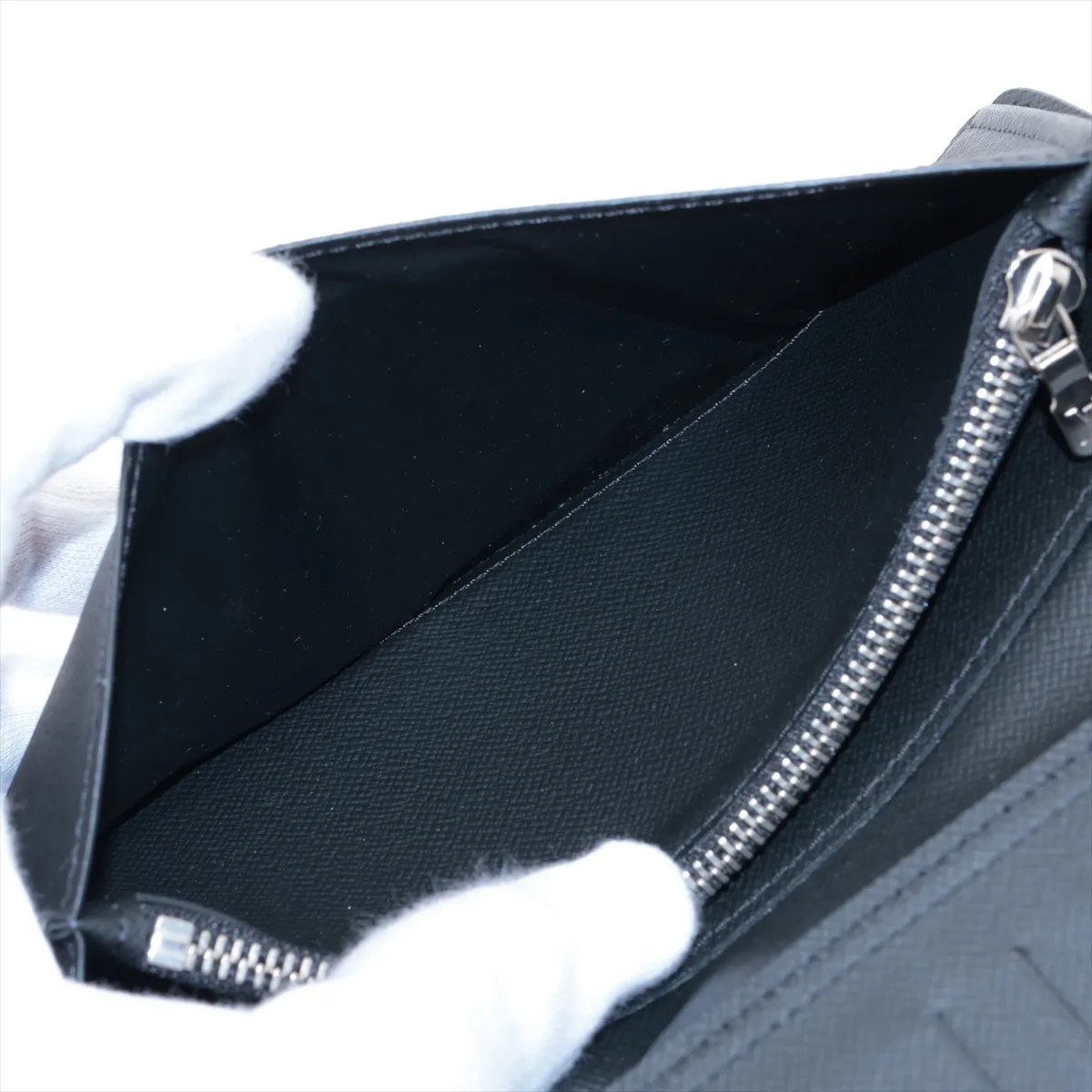 Epi Portefeuille Brazza M63294 TA1178 Black x White Long Wallet — view 8