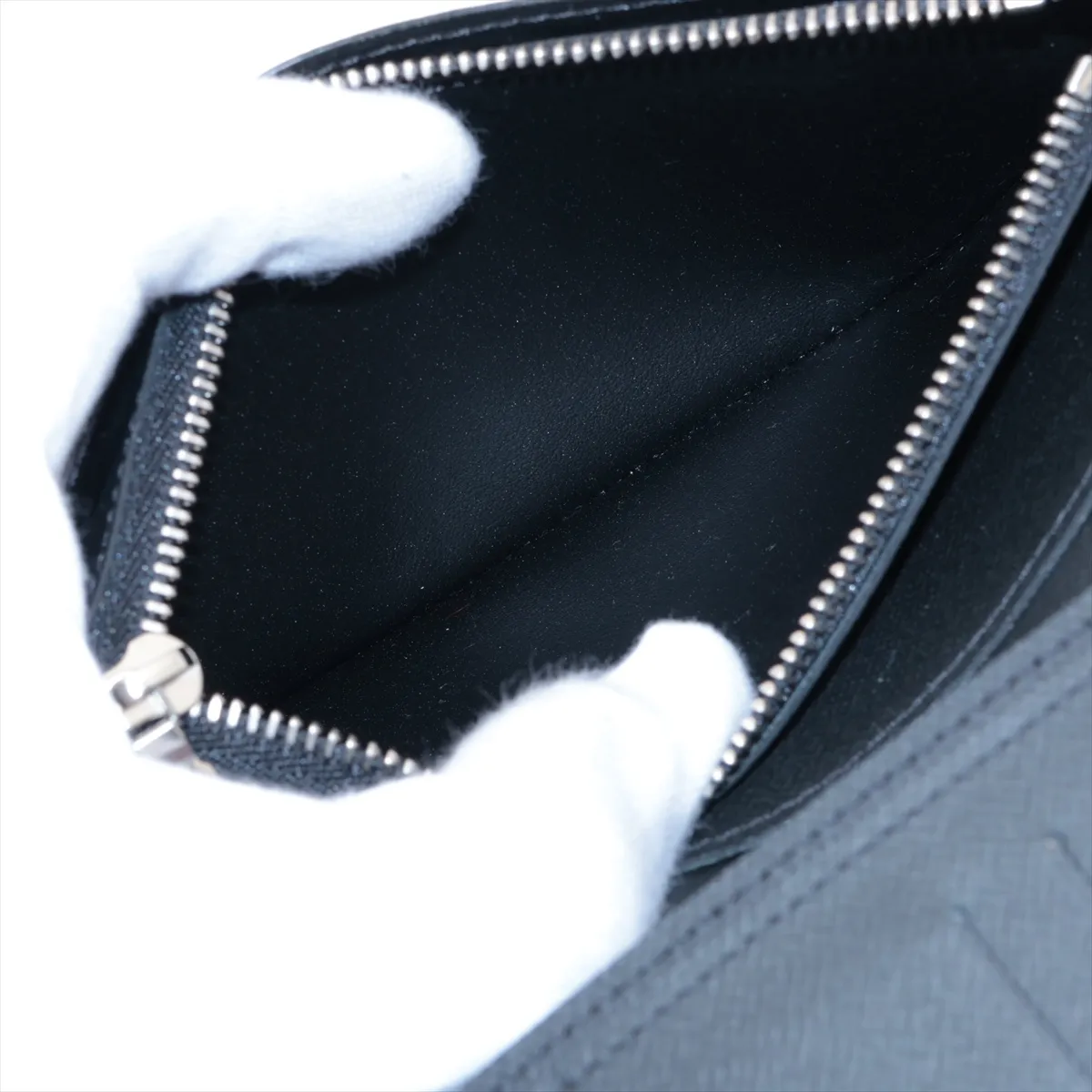 Epi Portefeuille Brazza M63294 TA1178 Black x White Long Wallet — view 9