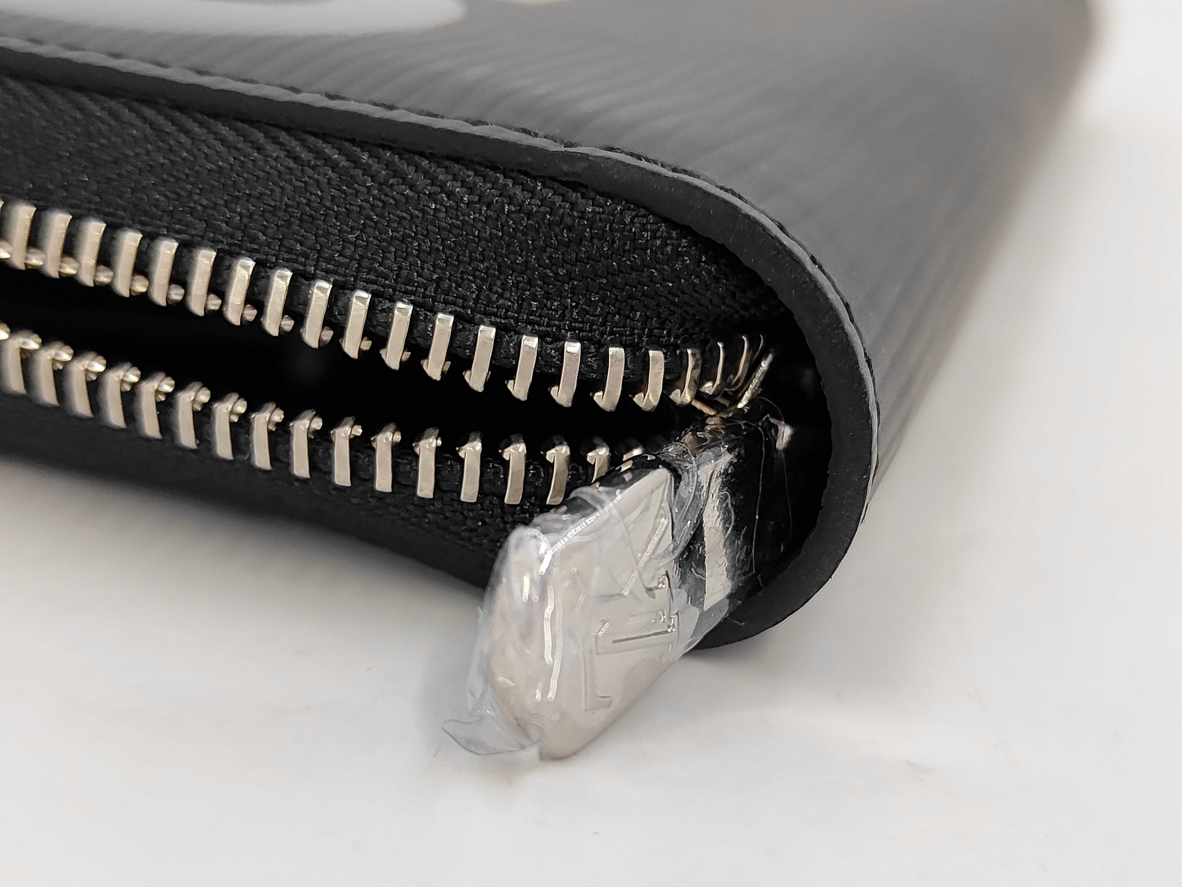 LV Supreme Zippy Organizer M67723 CA2107 Wallet — view 8