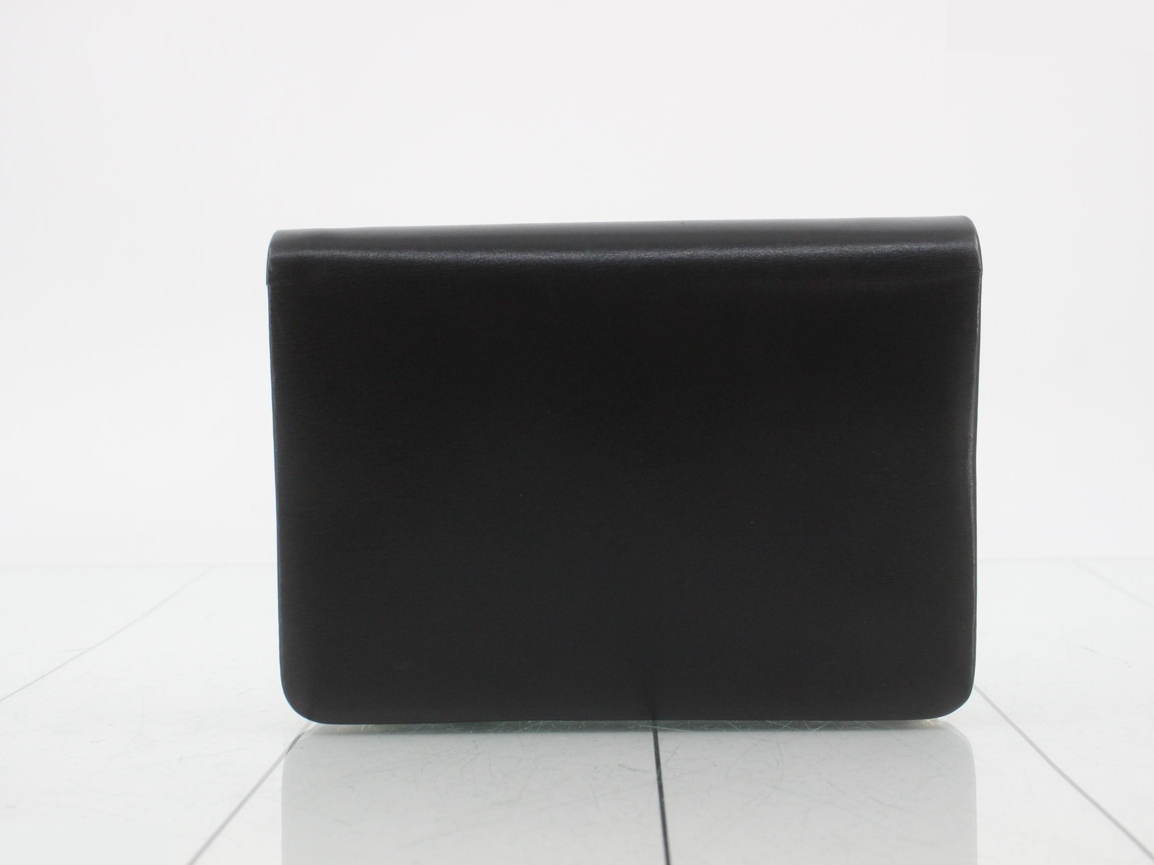 Leather chain shoulder bag with dust bag. — view 2
